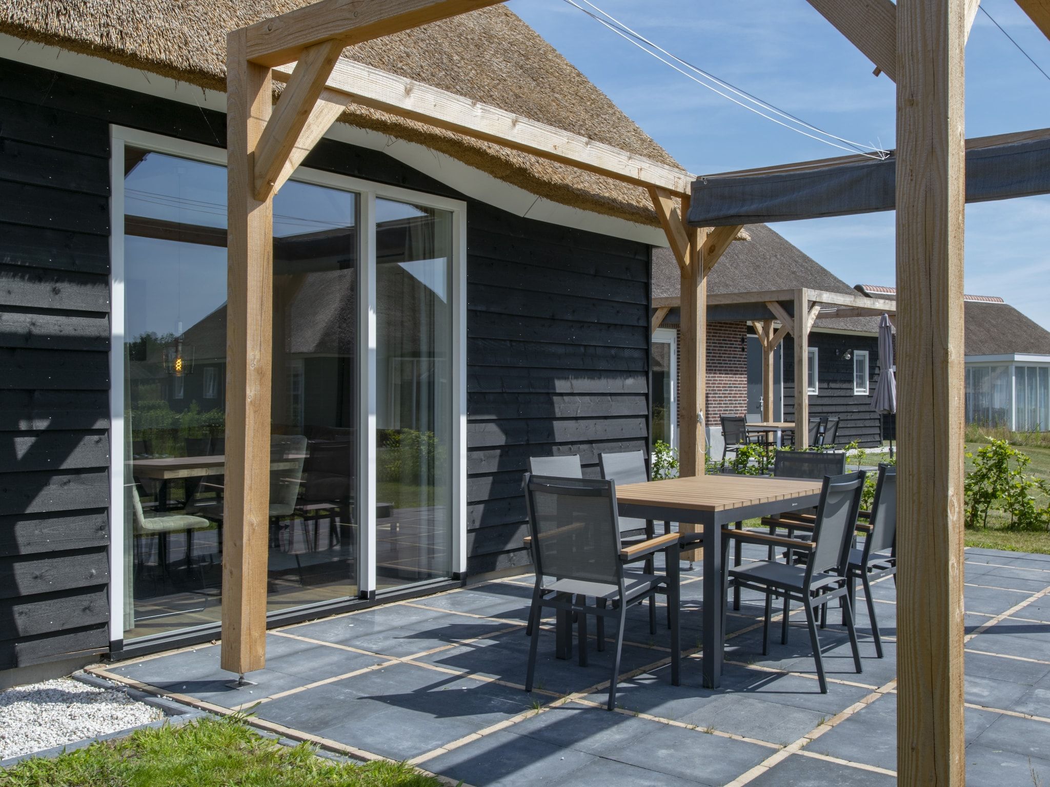 Het terras van Vakantiepark De Heihorsten 4 in Someren