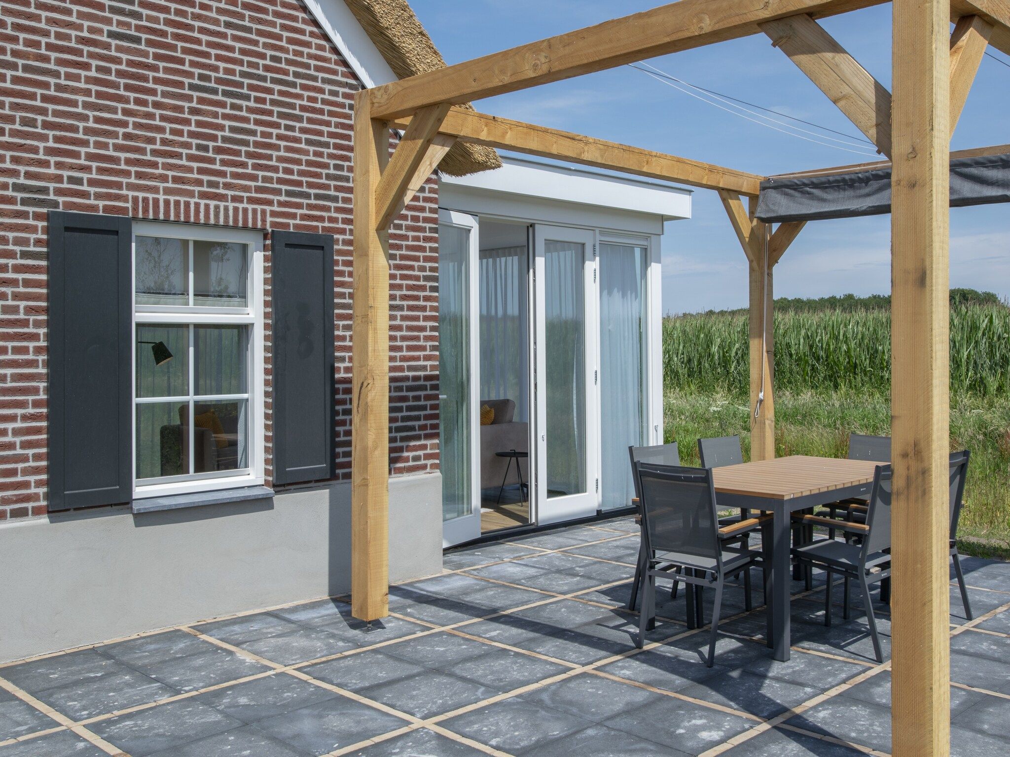 Het terras van Vakantiepark De Heihorsten 5 in Someren