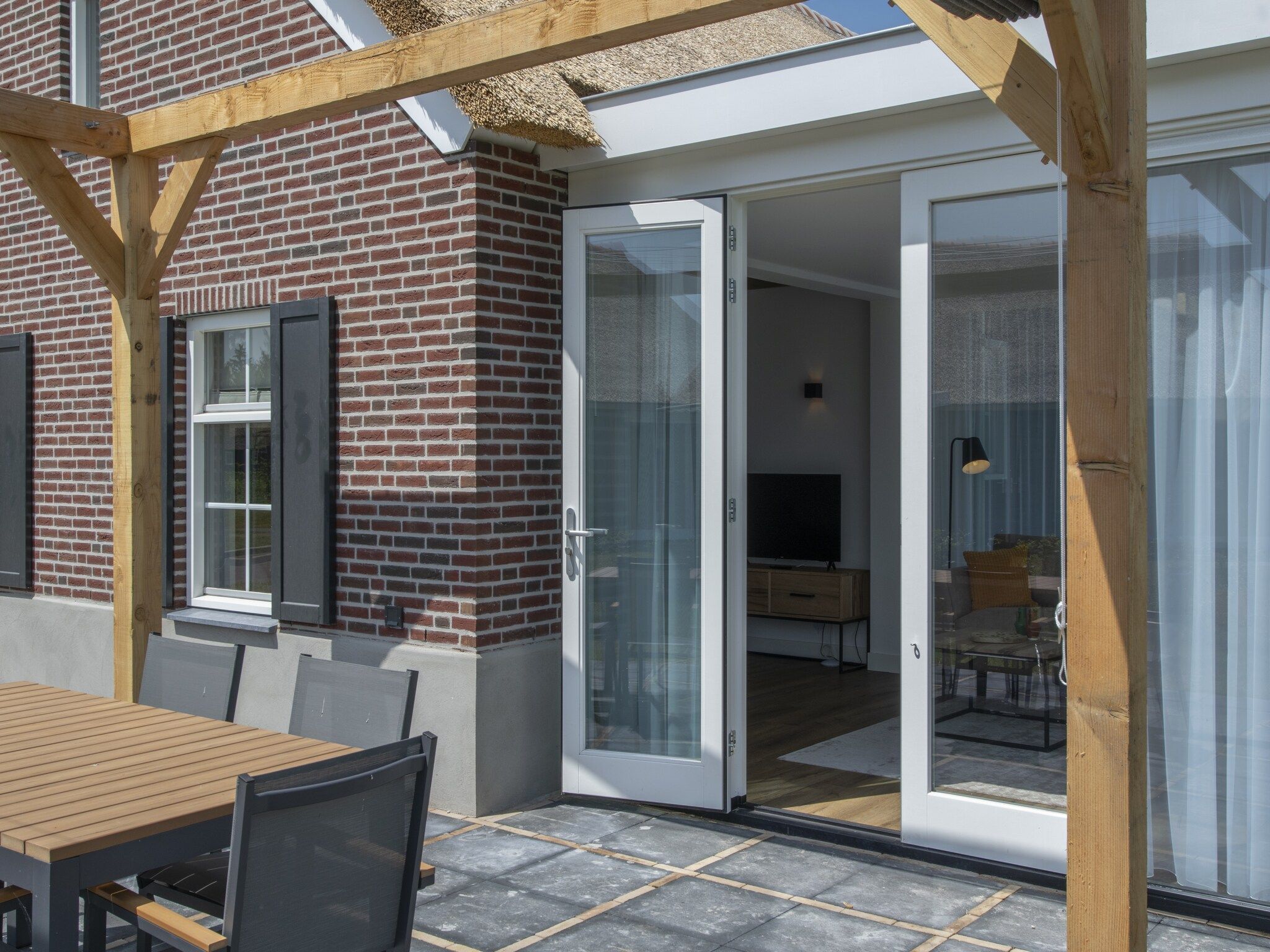 Het terras van Vakantiepark De Heihorsten 5 in Someren