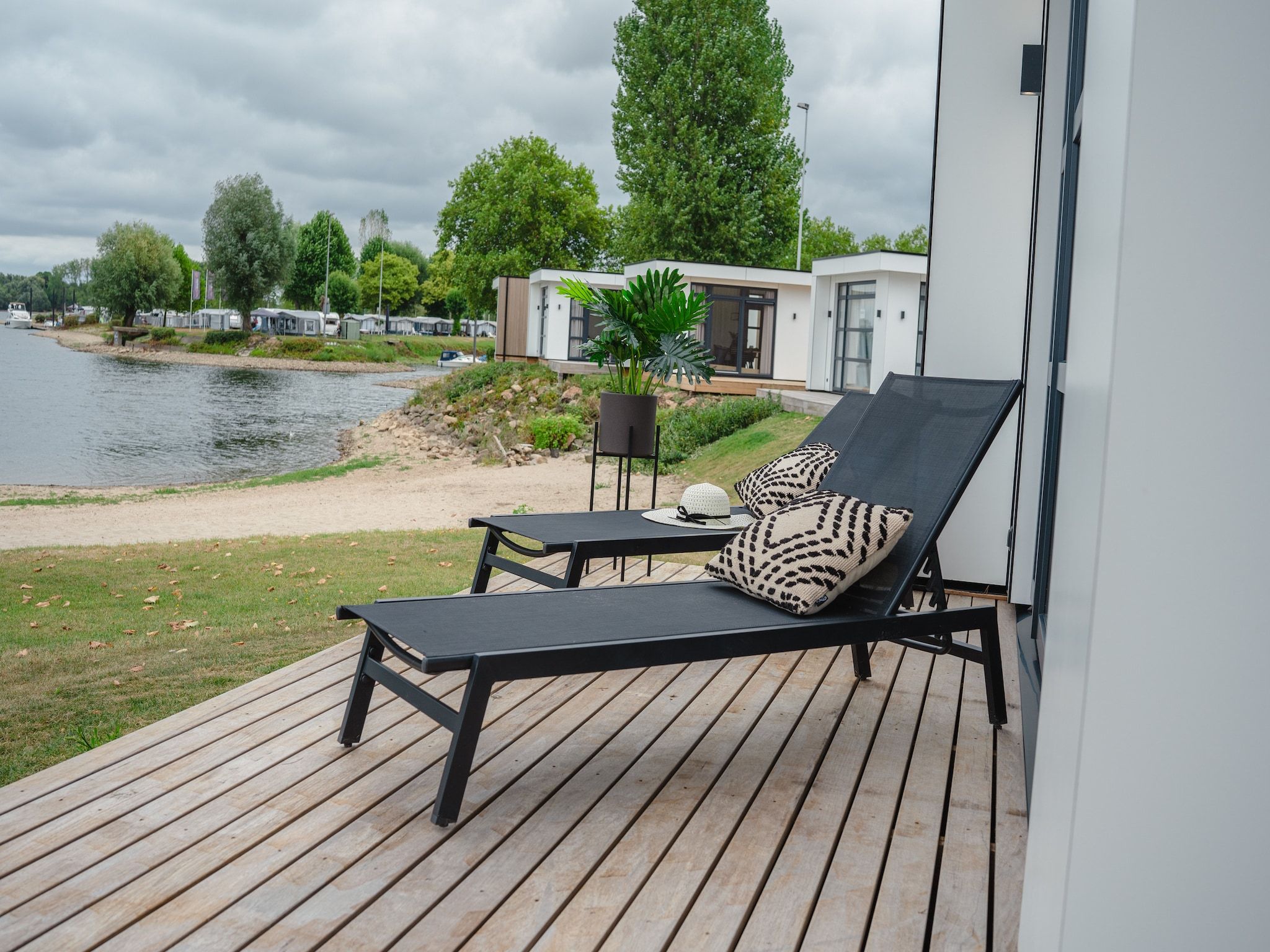 Het terras van MarinaPark Bad Nederrijn 5 in Maurik