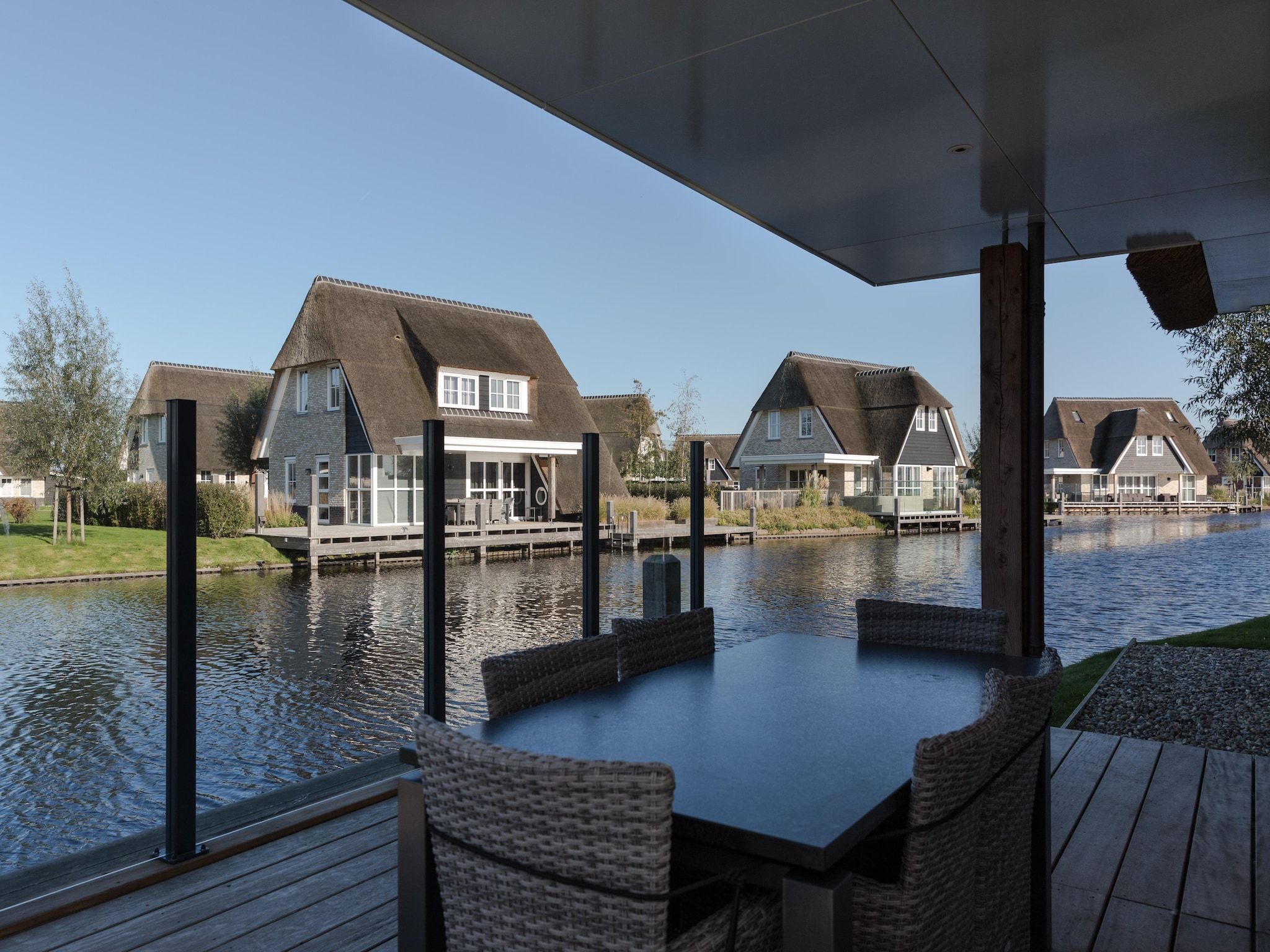 Het terras van Friese Meren Villa's 18 in Delfstrahuizen