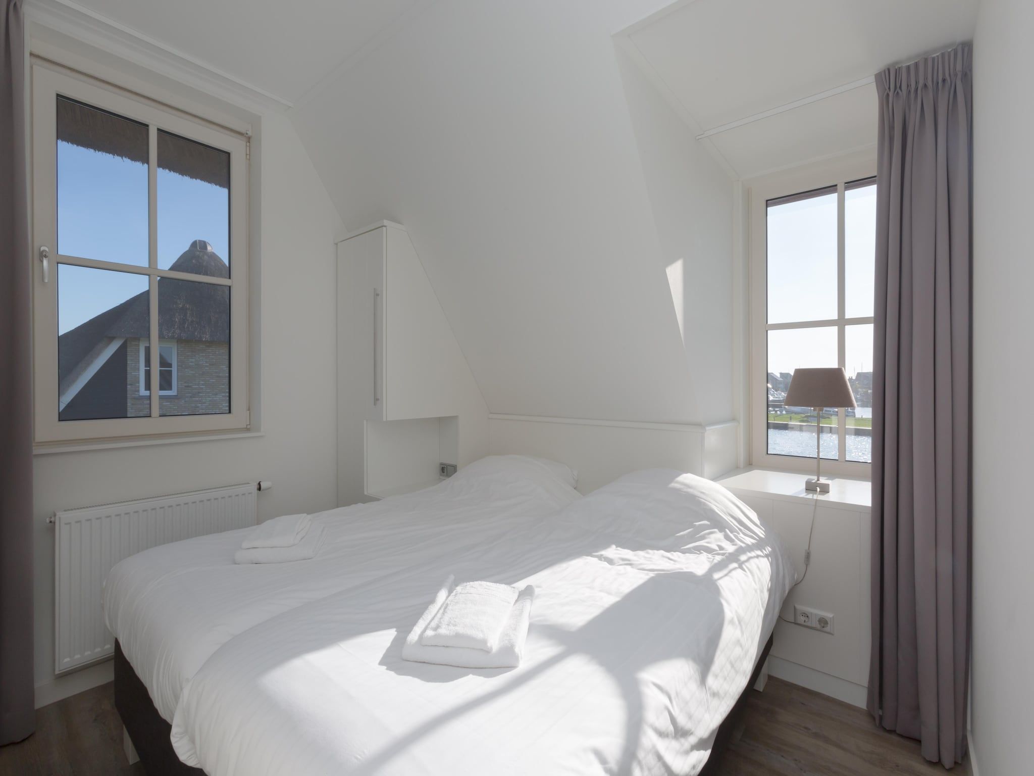 Een slaapkamer van Friese Meren Villa's 18 in Delfstrahuizen