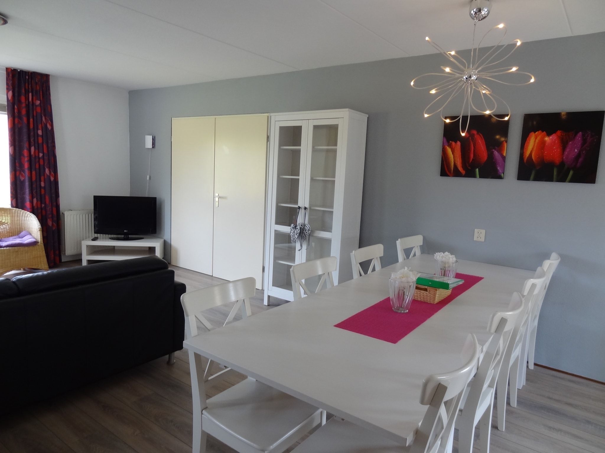 De woonkamer van Villapark De Oesterbaai 15 in Wemeldinge