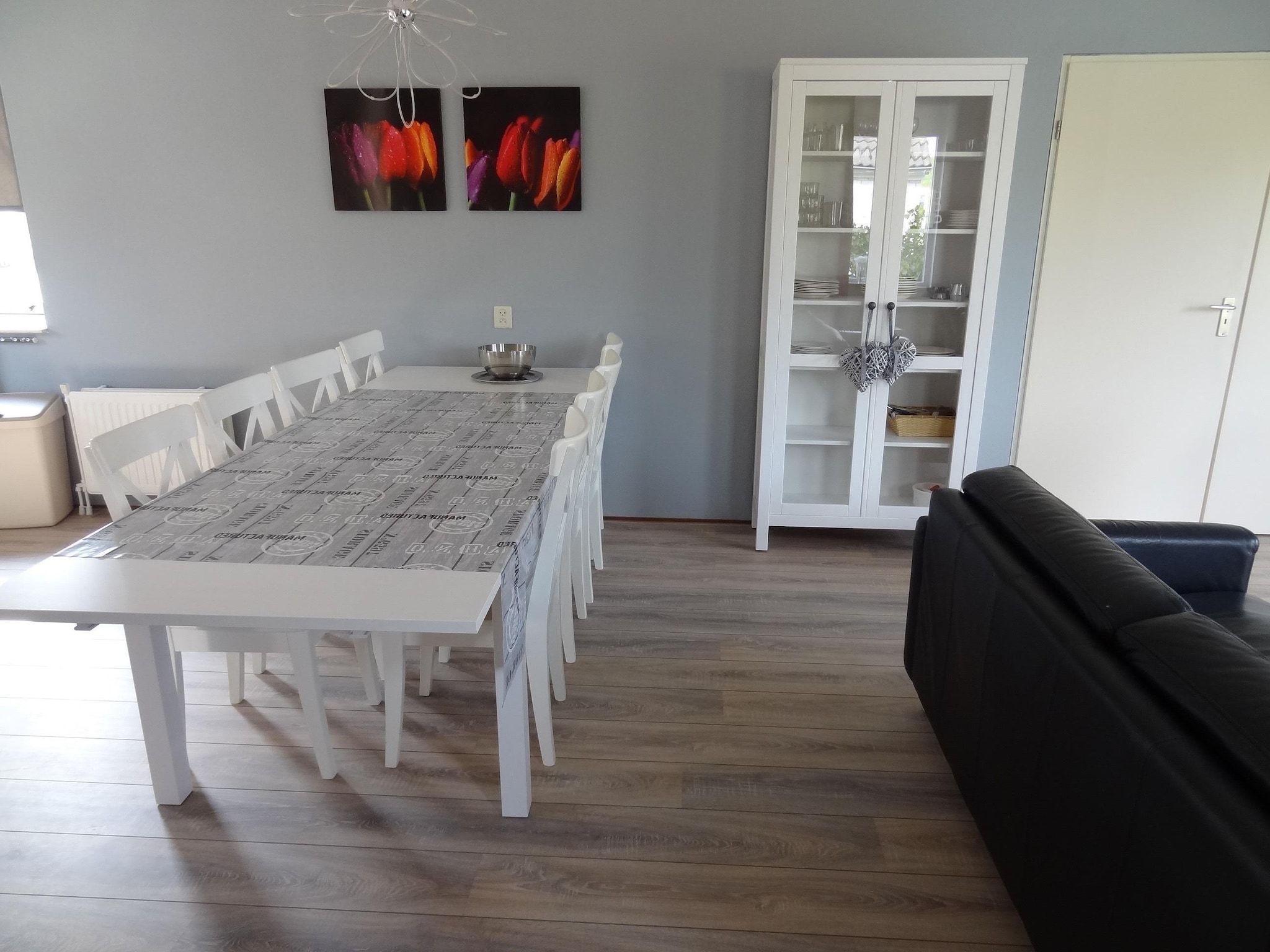 De eetkamer van Villapark De Oesterbaai 15 in Wemeldinge