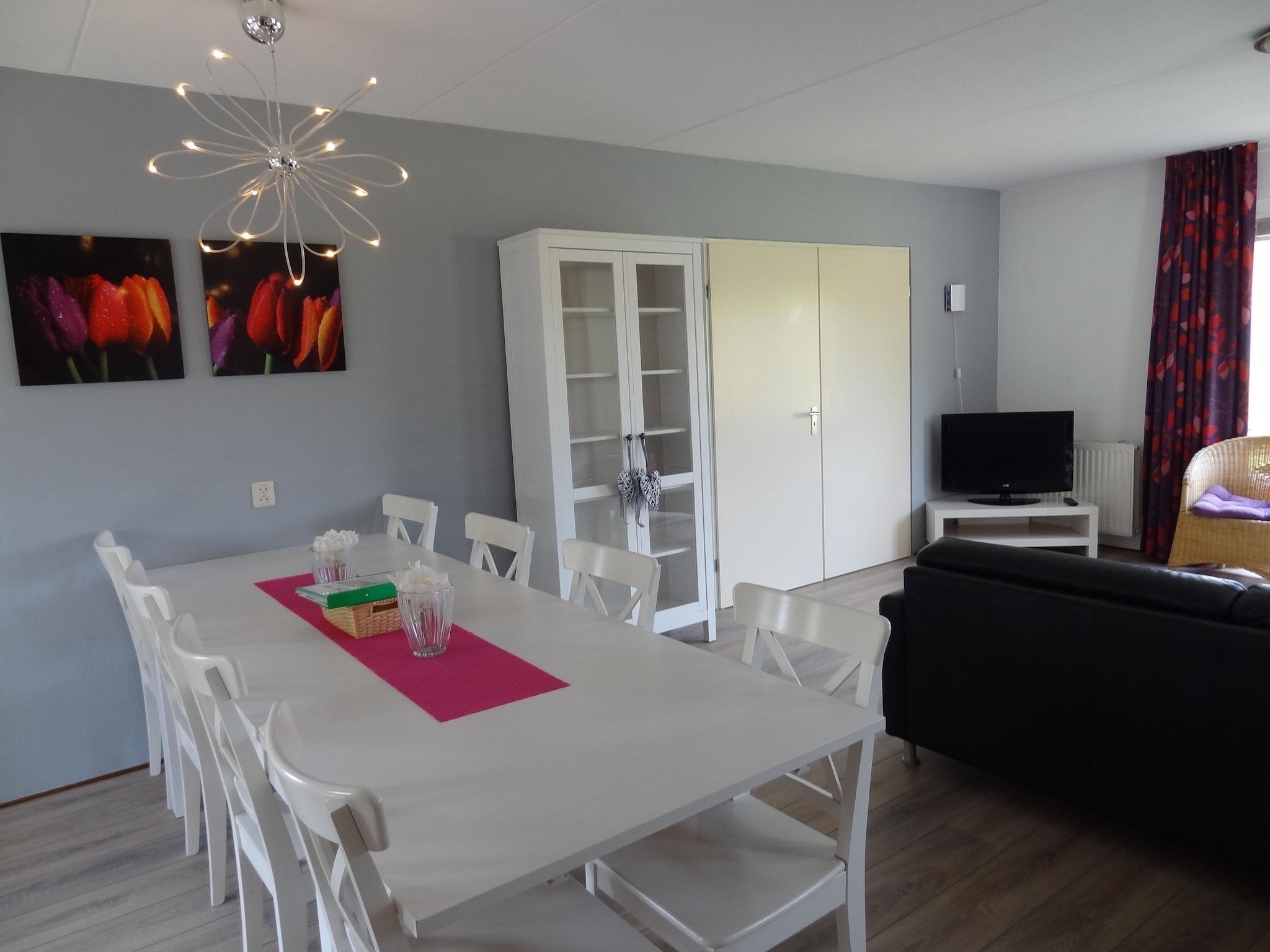 De eetkamer van Villapark De Oesterbaai 15 in Wemeldinge