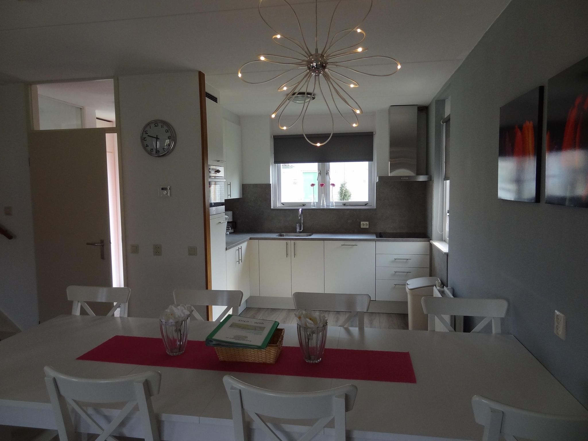 De eetkamer van Villapark De Oesterbaai 15 in Wemeldinge