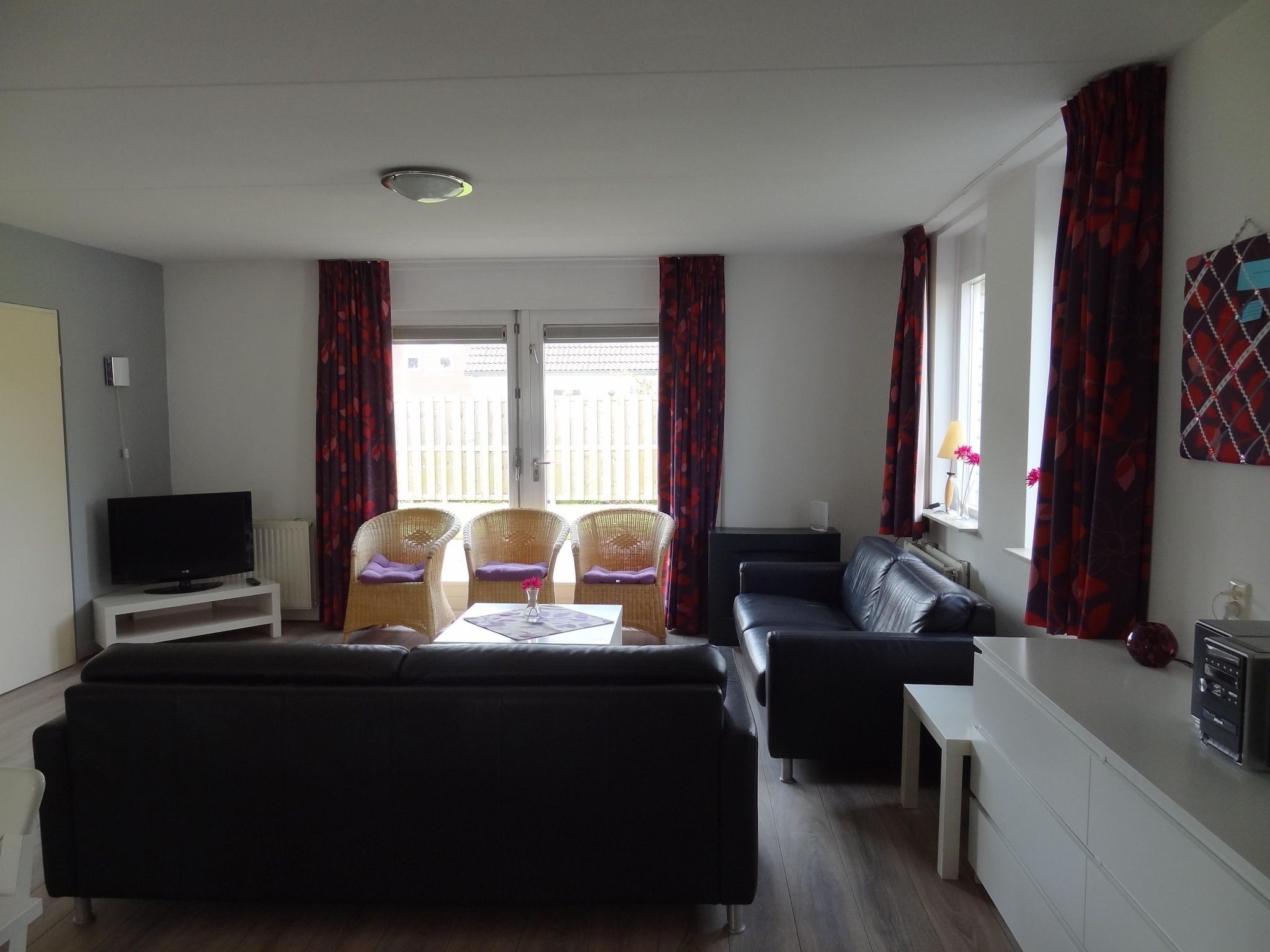 De woonkamer van Villapark De Oesterbaai 15 in Wemeldinge