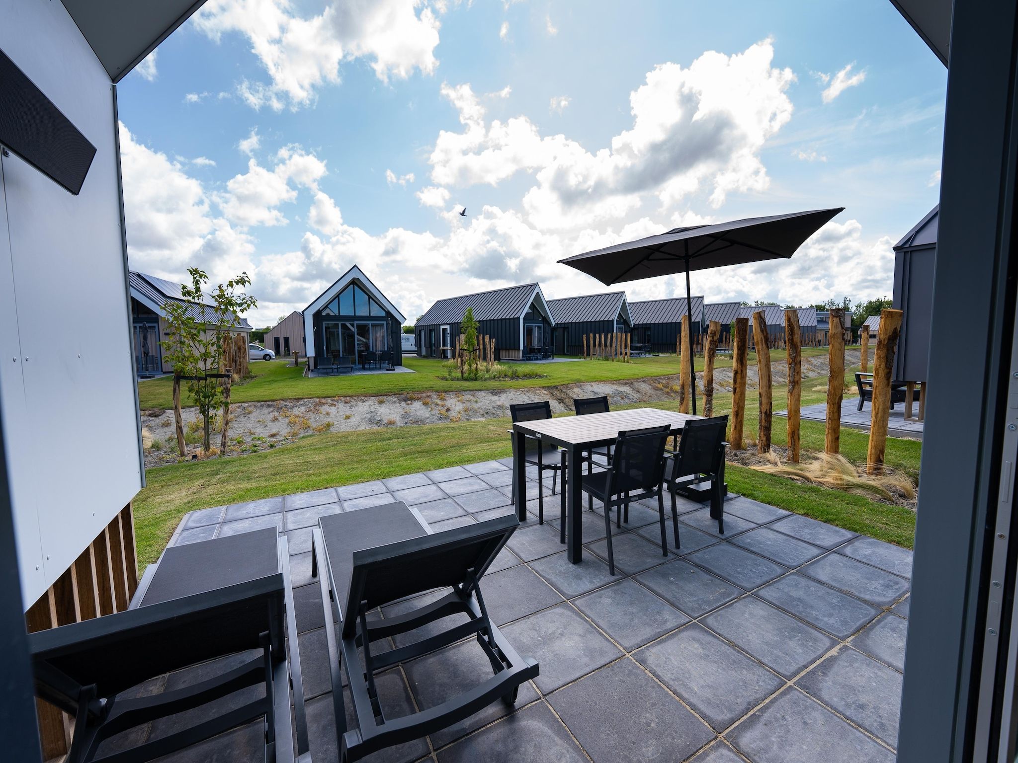 Het terras van Vakantiepark Zeebad 15 in Breskens