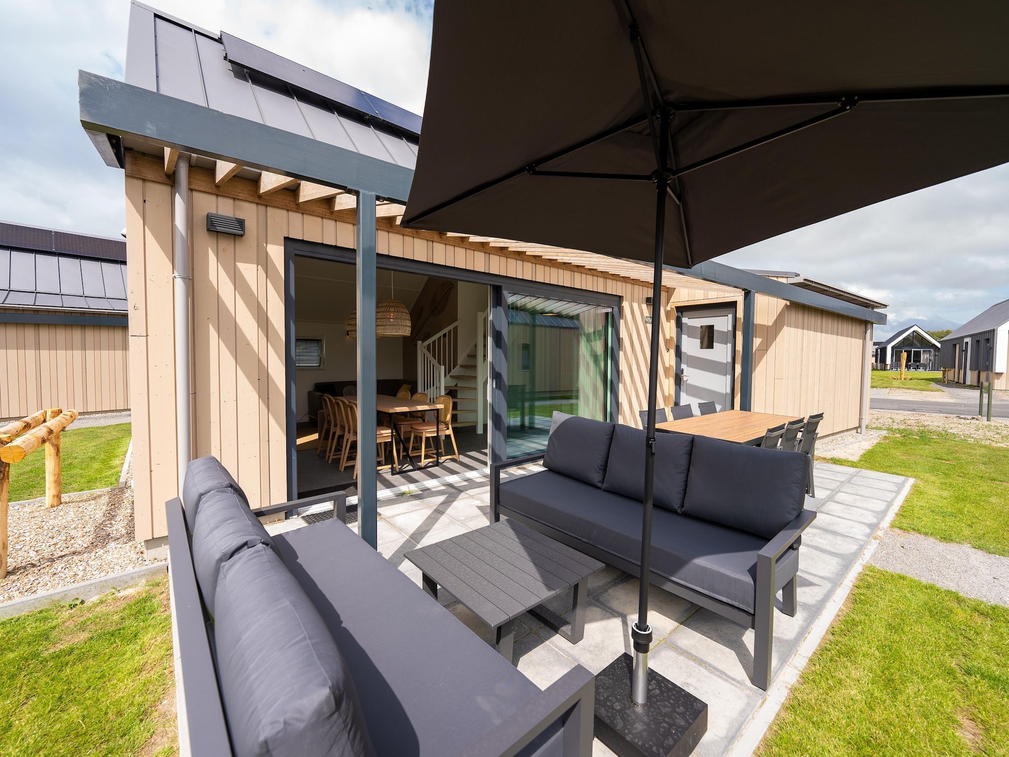 Het terras van Vakantiepark Zeebad 17 in Breskens