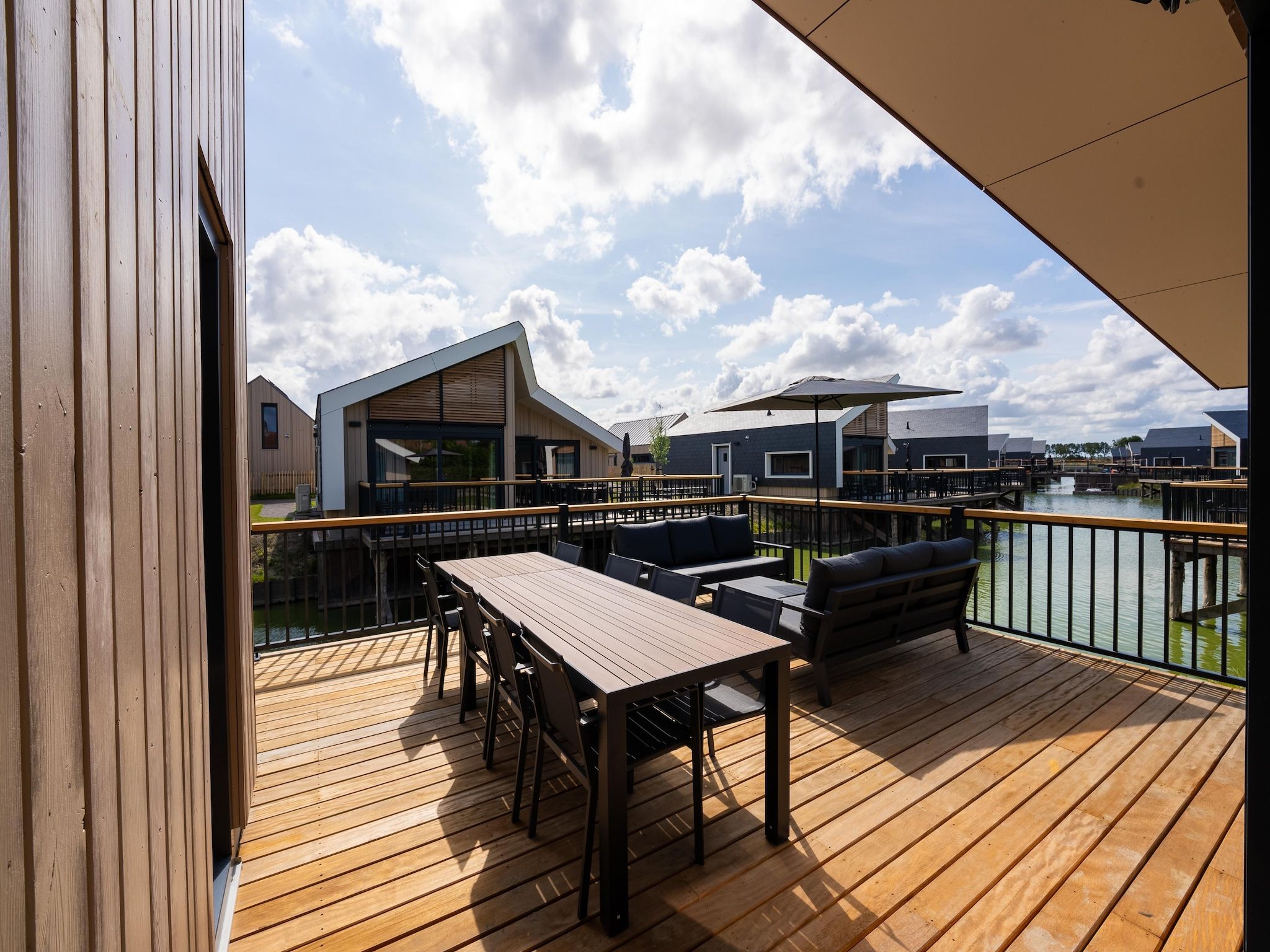 Het terras van Vakantiepark Zeebad 19 in Breskens