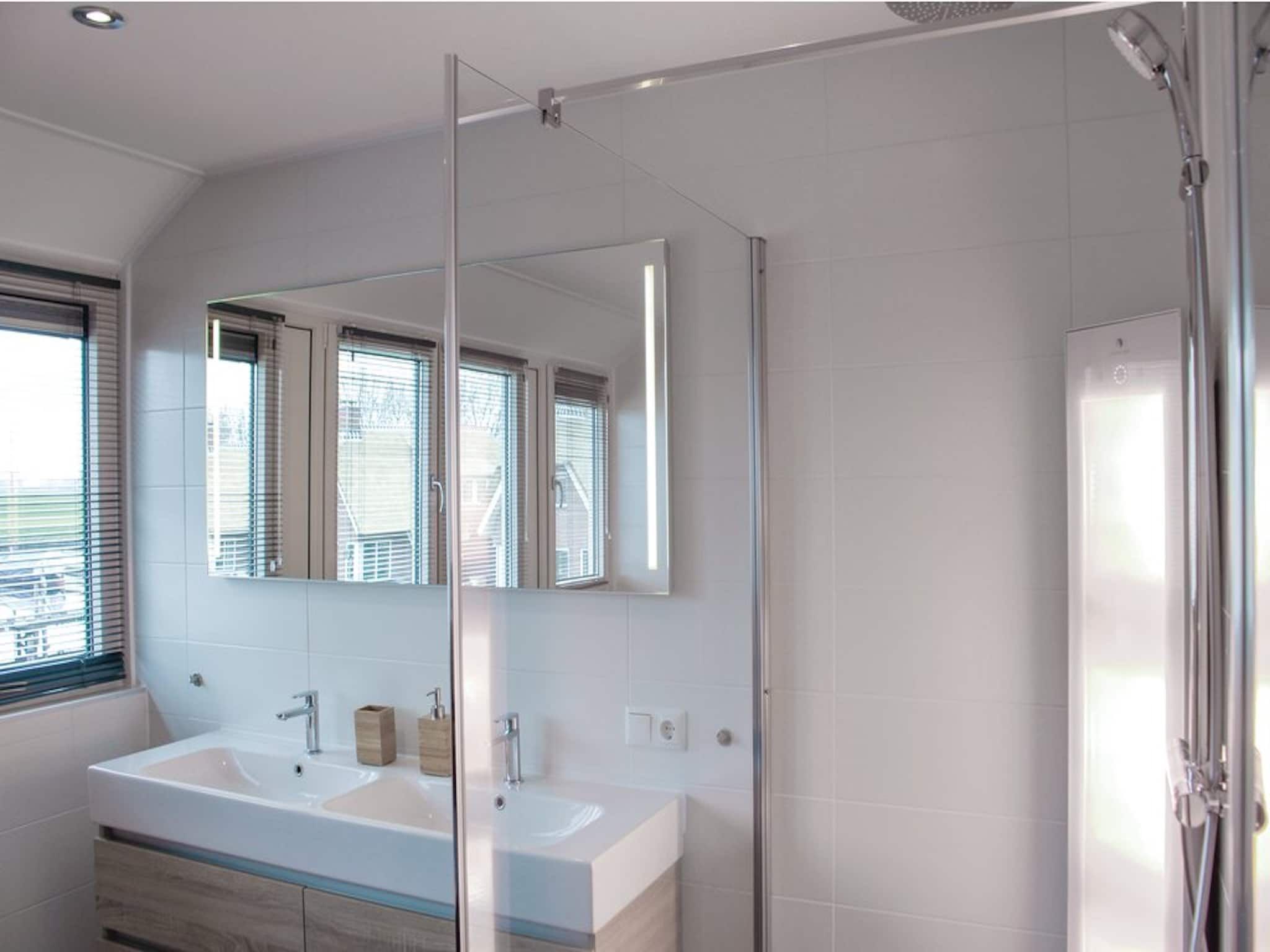 De badkamer van Recreatiepark Idskenhuizen 3 in Idskenhuizen