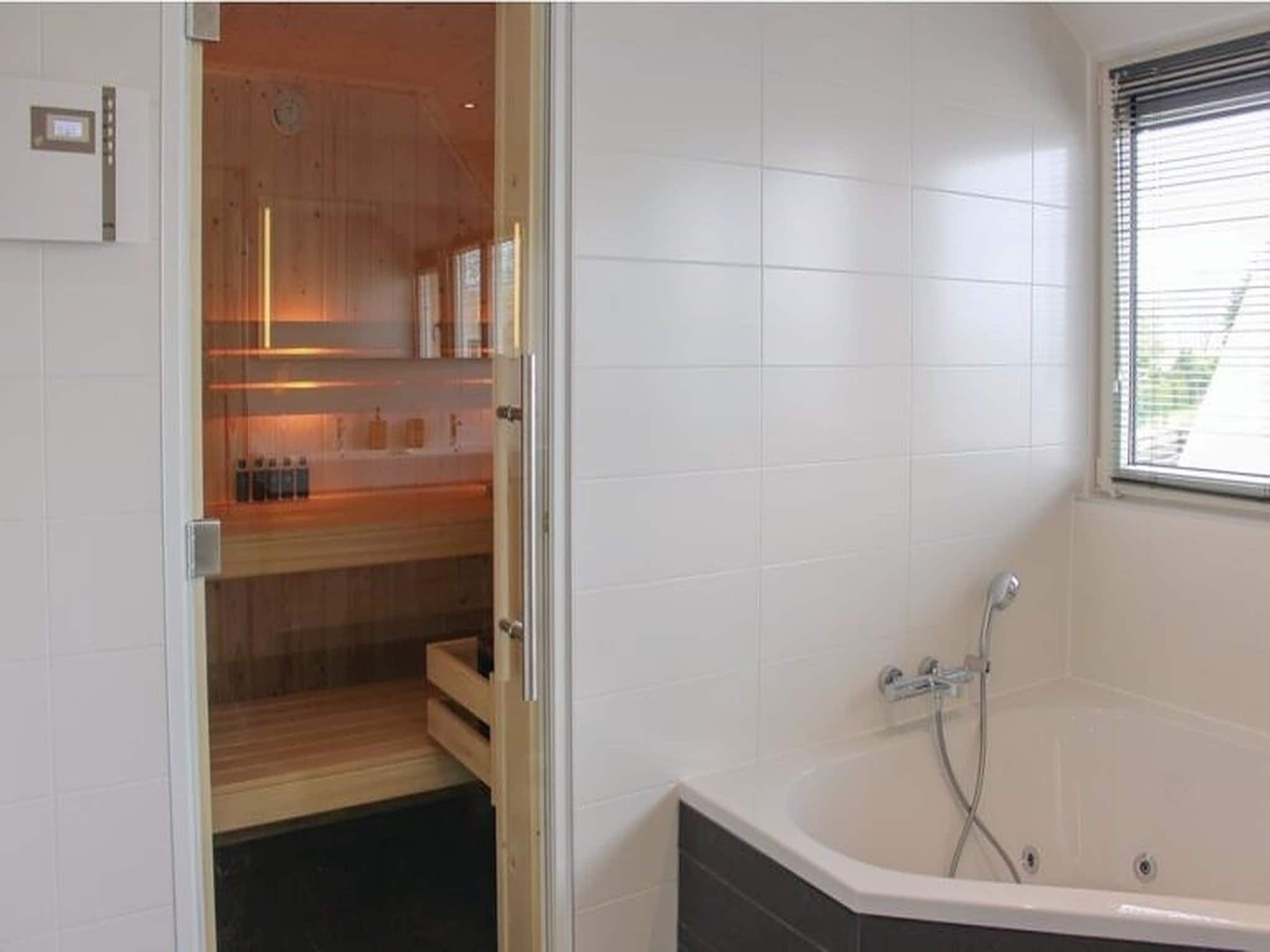 De badkamer van Recreatiepark Idskenhuizen 3 in Idskenhuizen