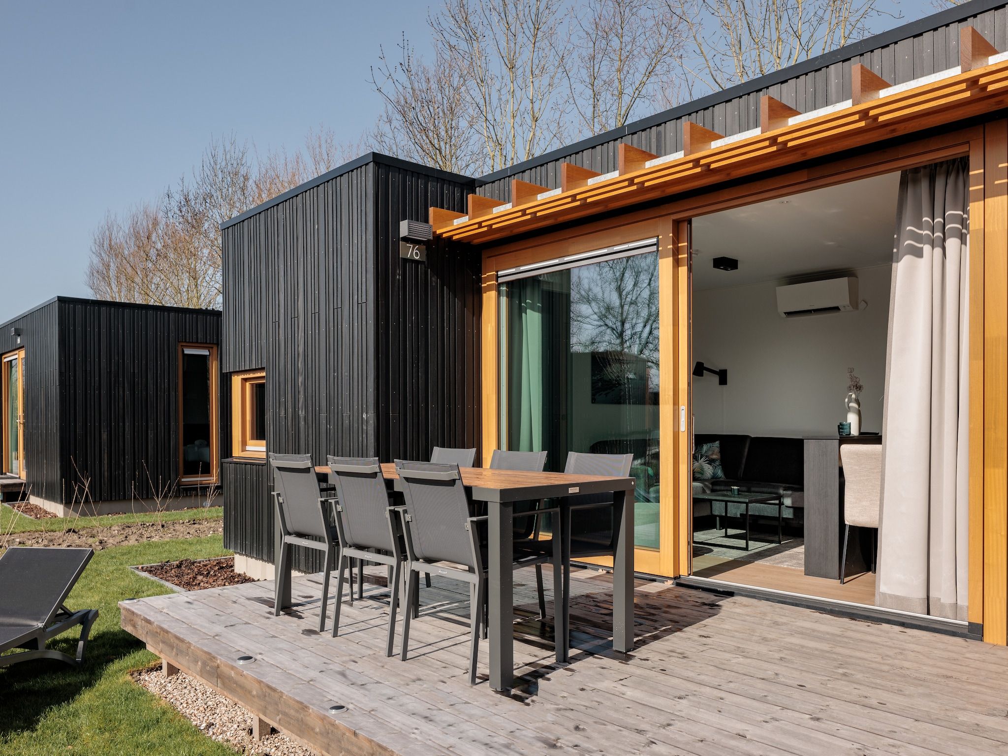 Het terras van Beach Resort Brouwersdam 3 in Scharendijke