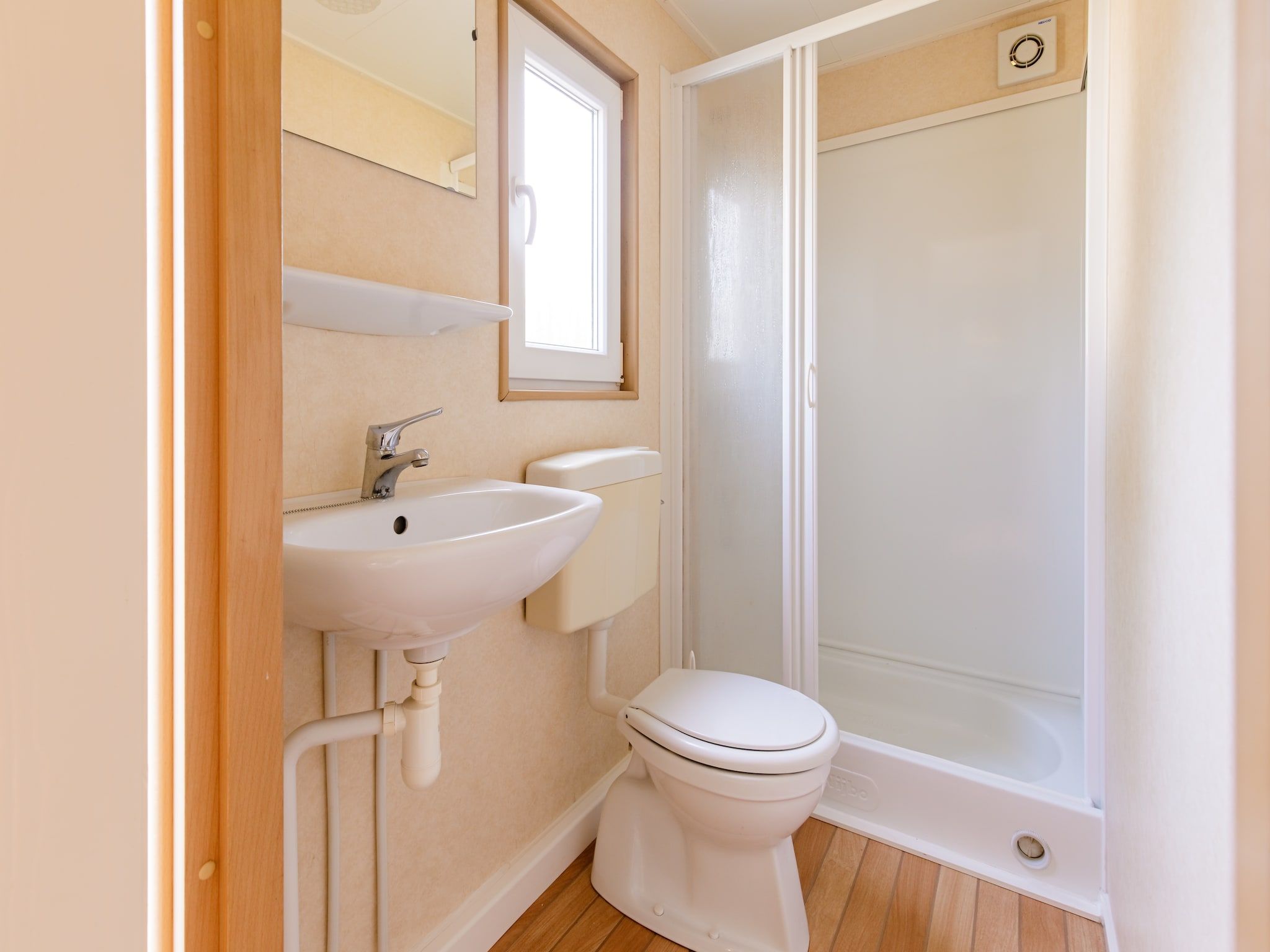 De badkamer van Vakantiepark Leukermeer 3 in Well