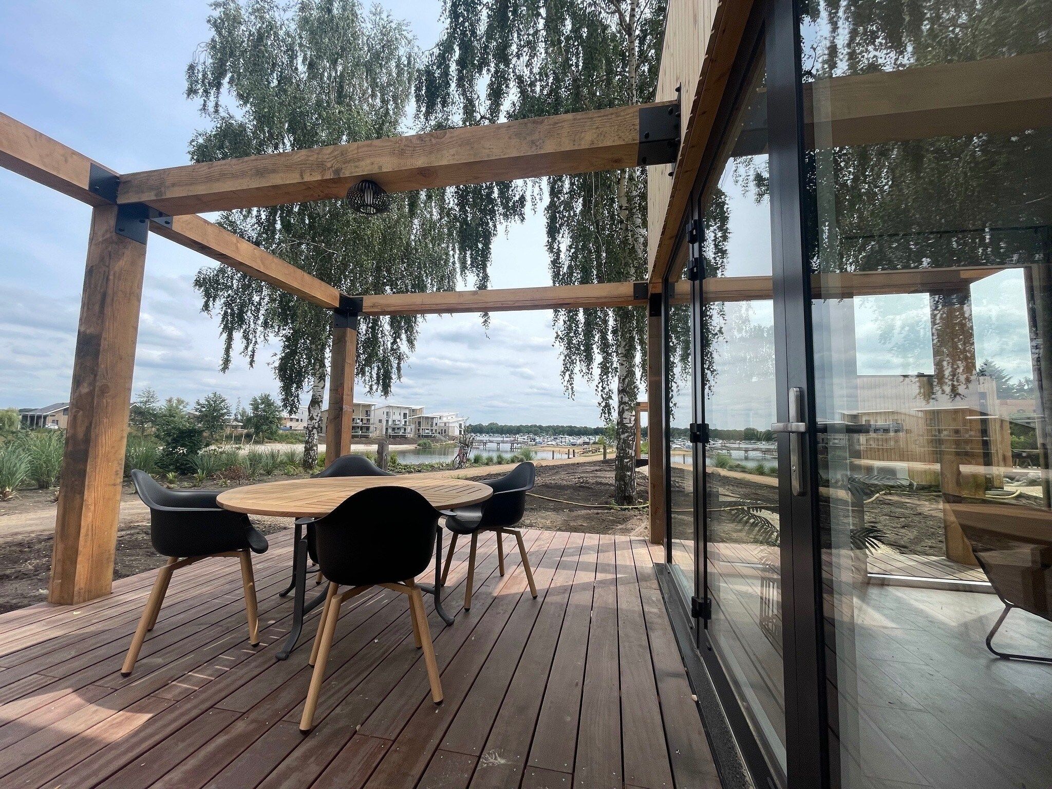 Het terras van Vakantiepark Leukermeer 7 in Well