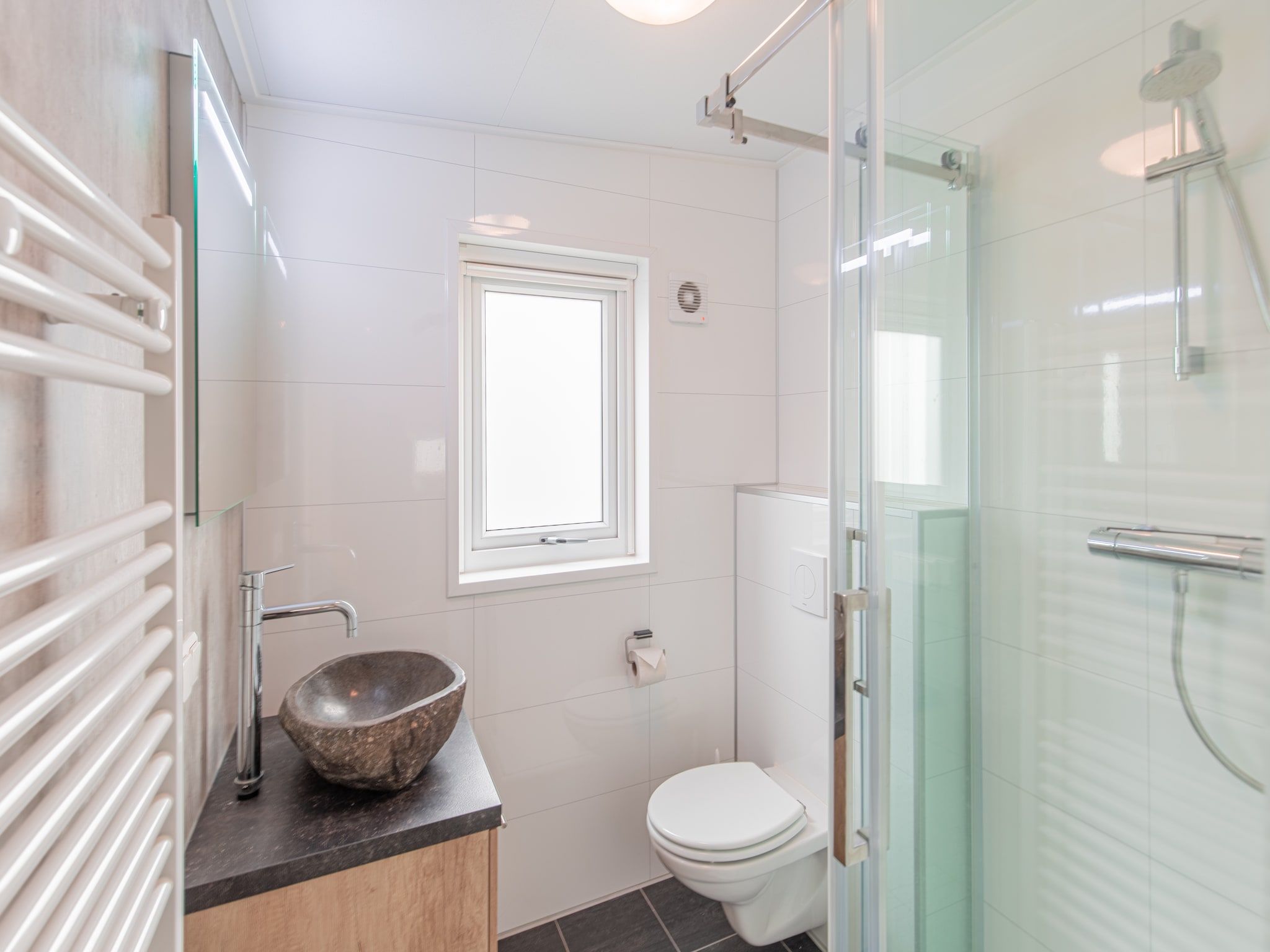 De badkamer van Vakantiepark Leukermeer 9 in Well