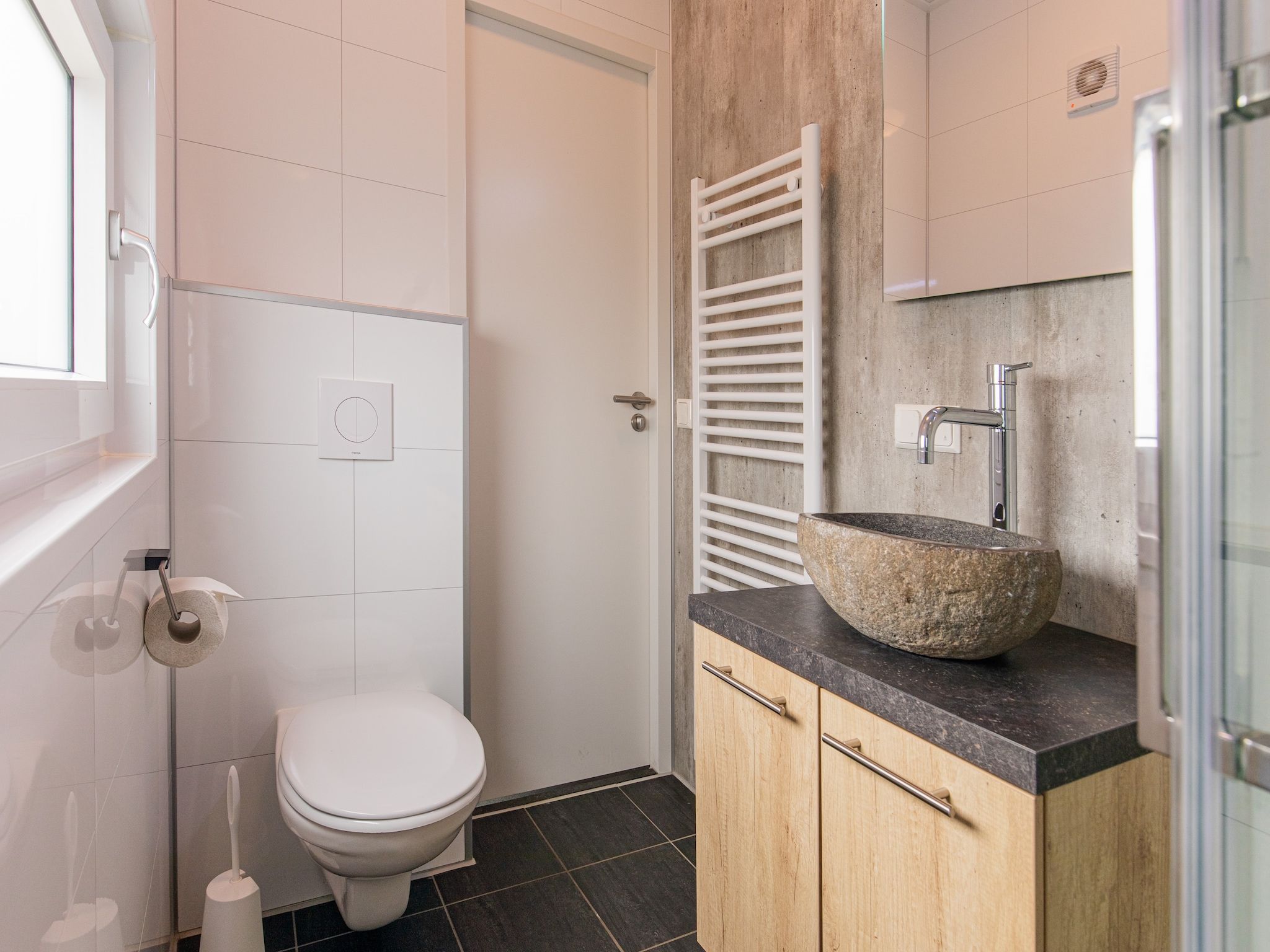 De badkamer van Vakantiepark Leukermeer 10 in Well