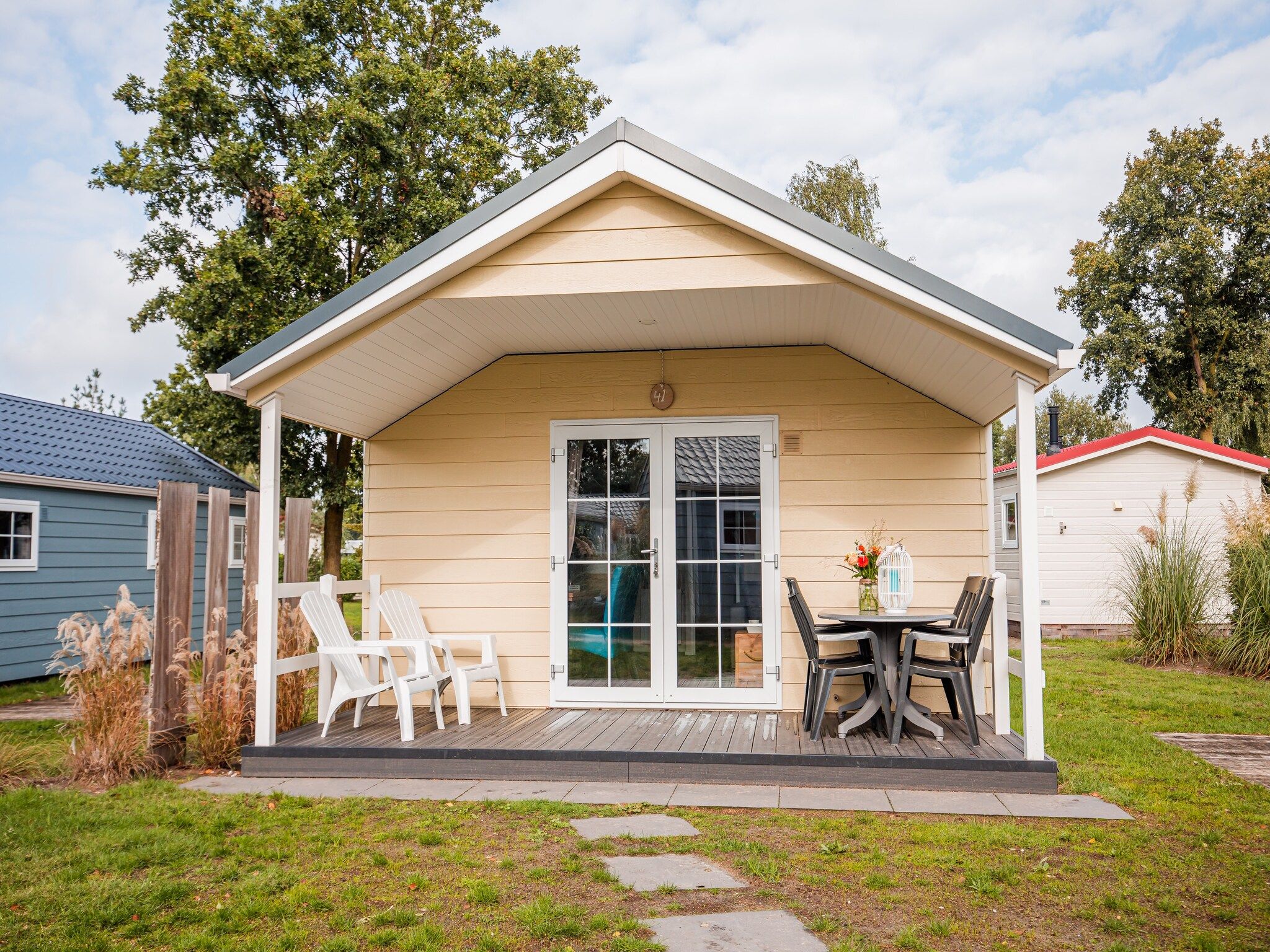 Het terras van Vakantiepark Leukermeer 11 in Well