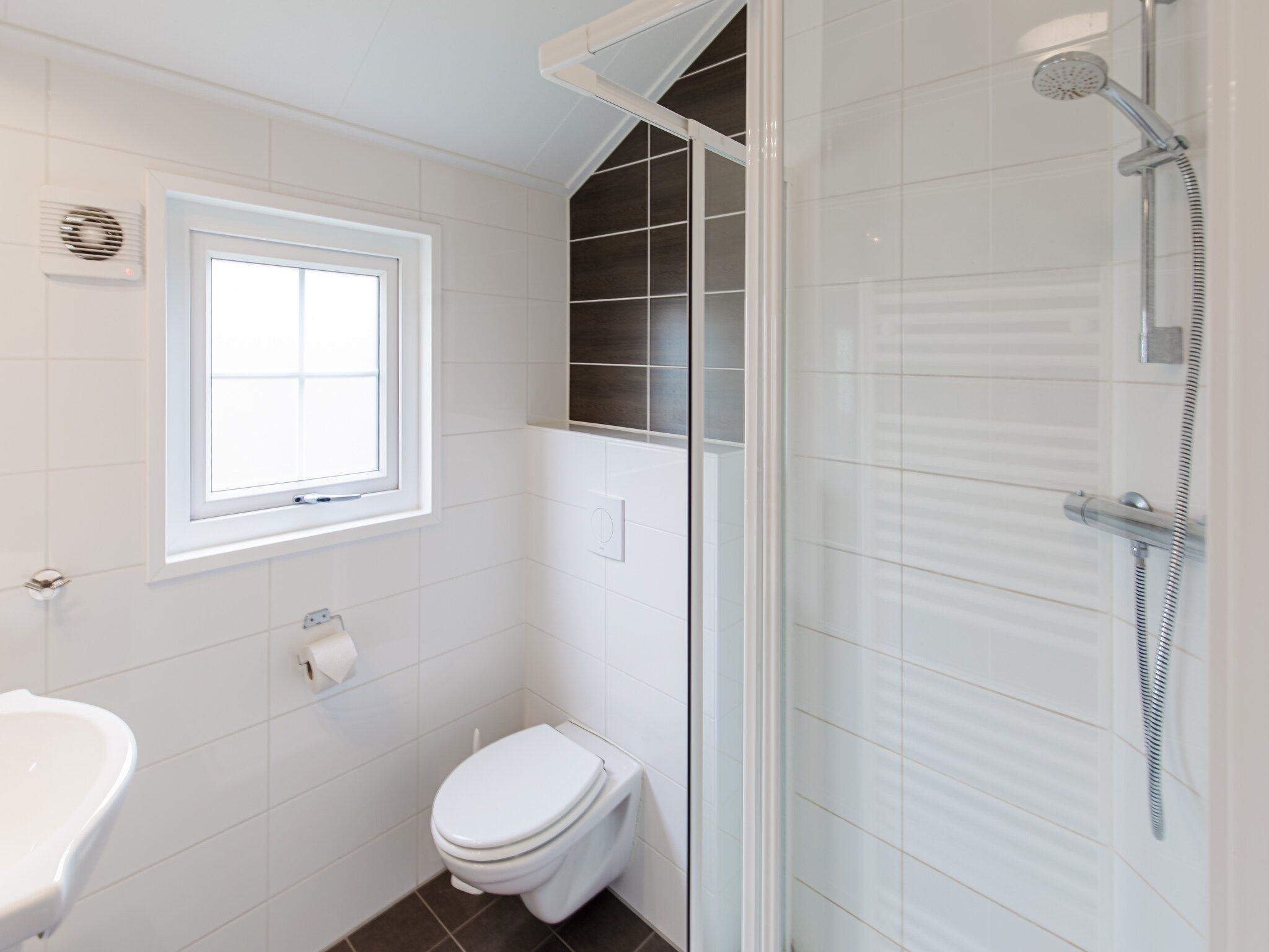 De badkamer van Vakantiepark Leukermeer 11 in Well