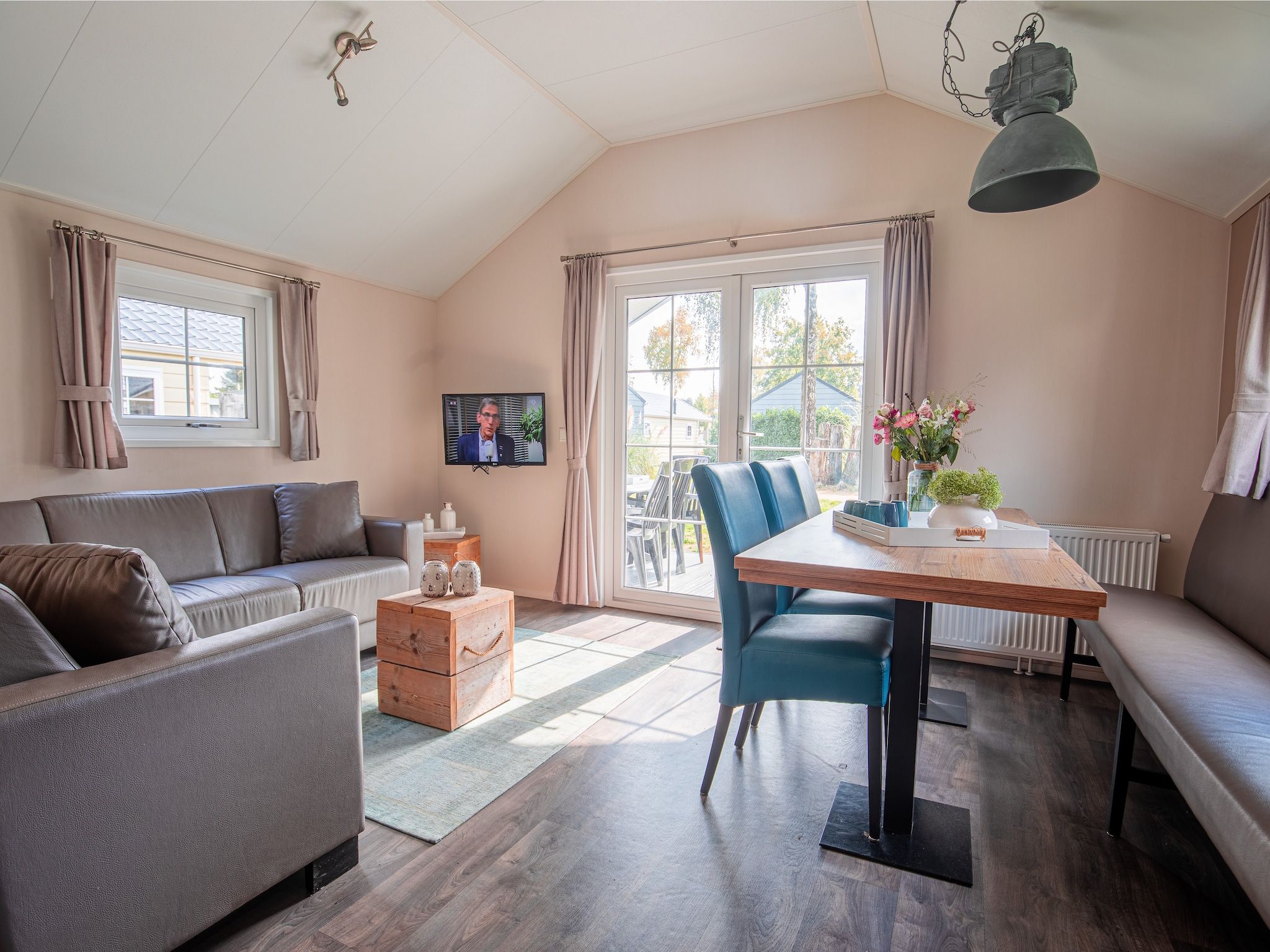 De woonkamer van Vakantiepark Leukermeer 12 in Well