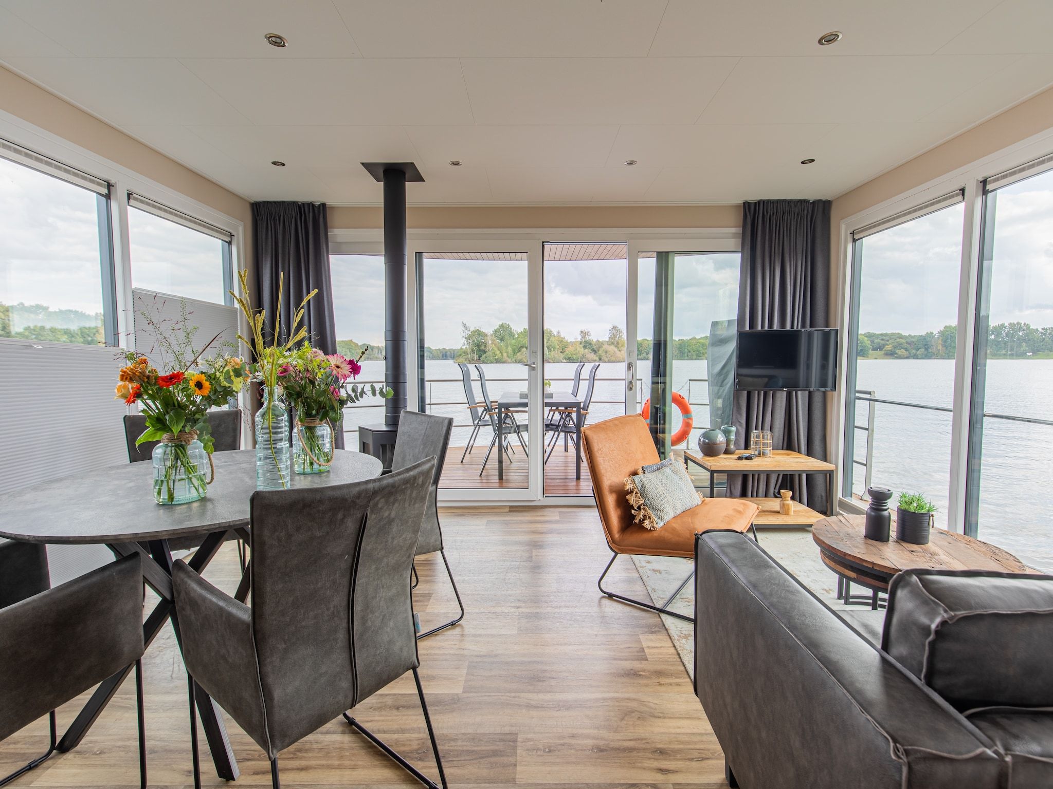 De woonkamer van Vakantiepark Leukermeer 9 in Well