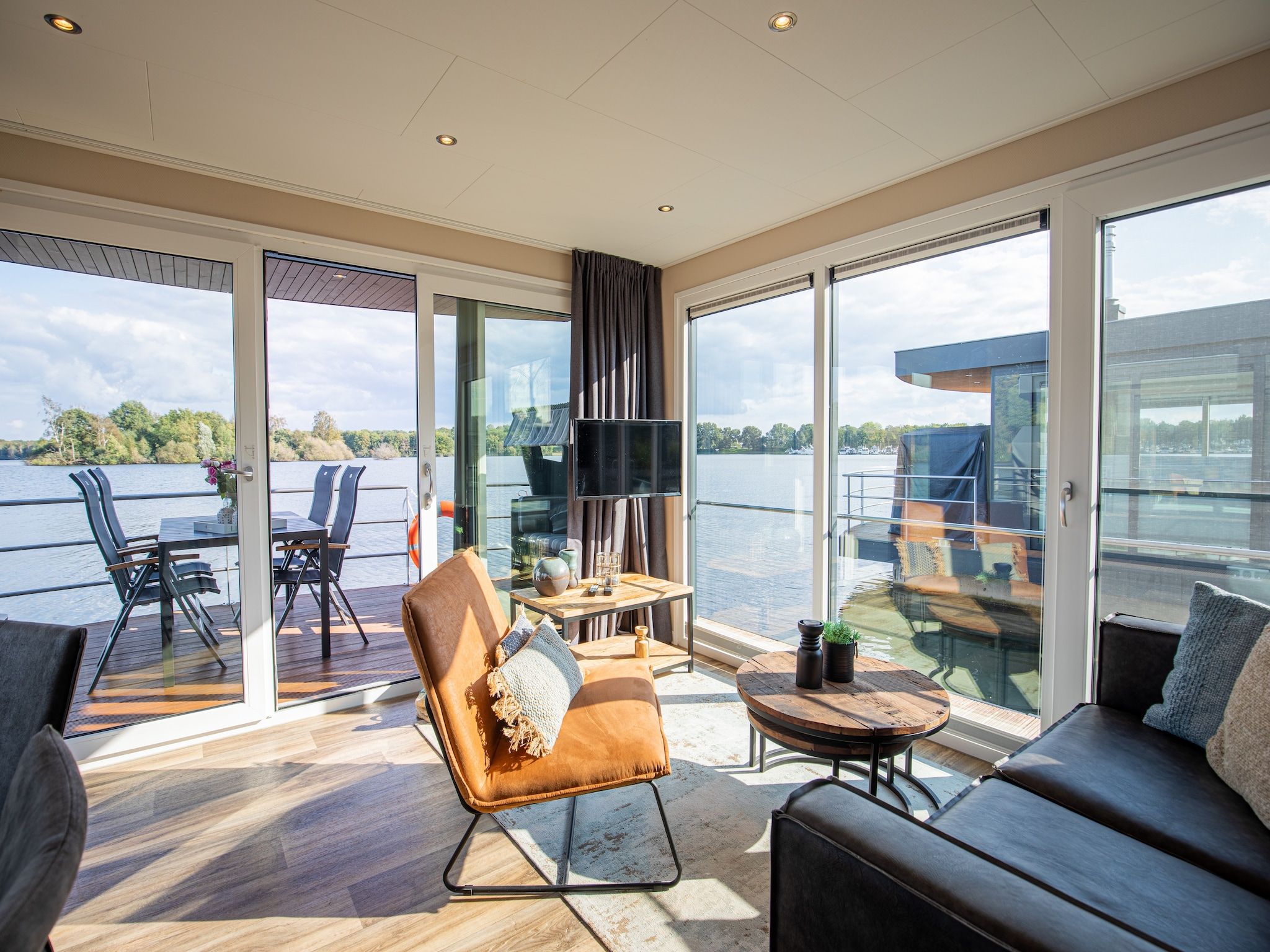 De woonkamer van Vakantiepark Leukermeer 9 in Well