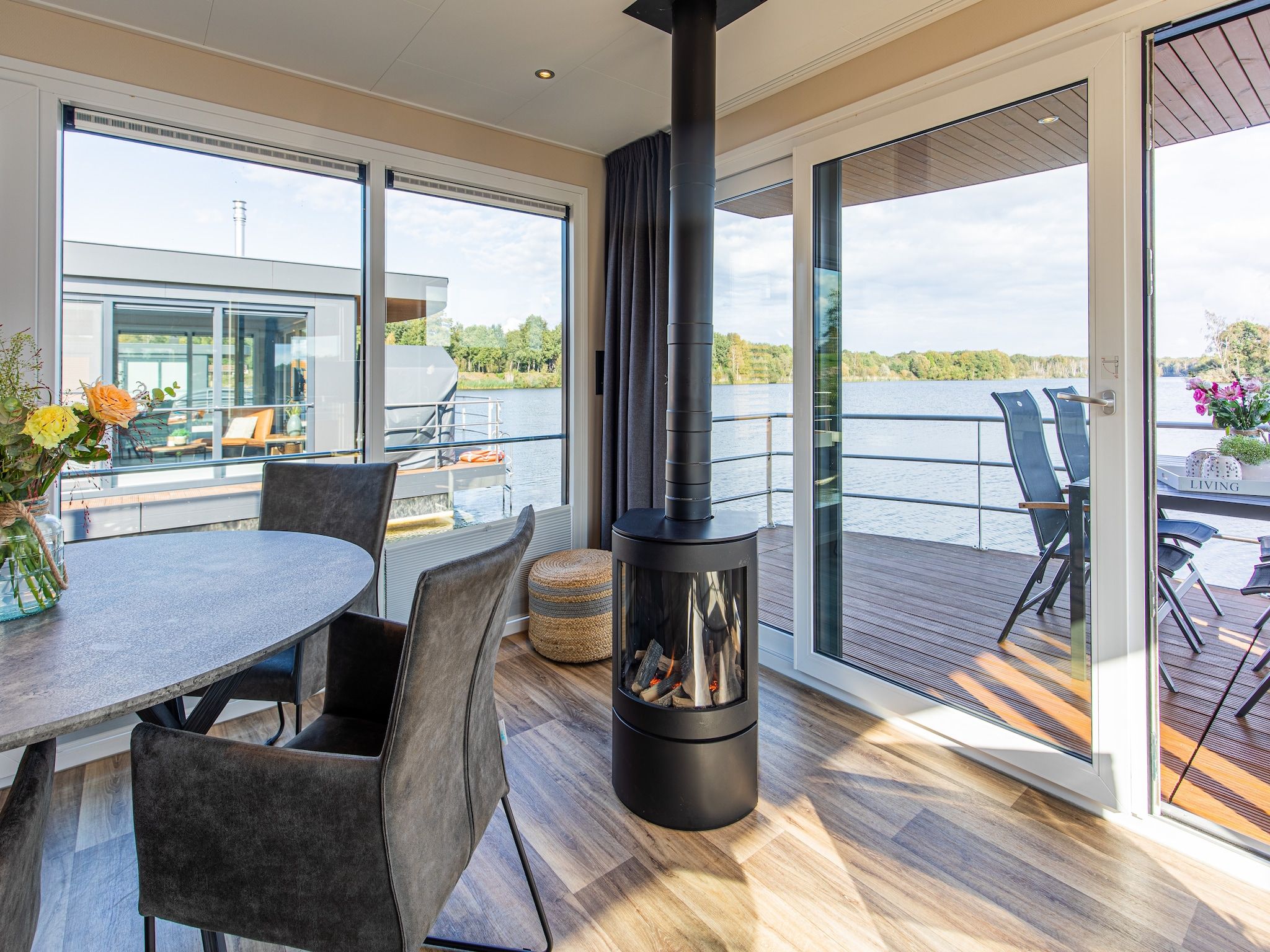 De woonkamer van Vakantiepark Leukermeer 9 in Well