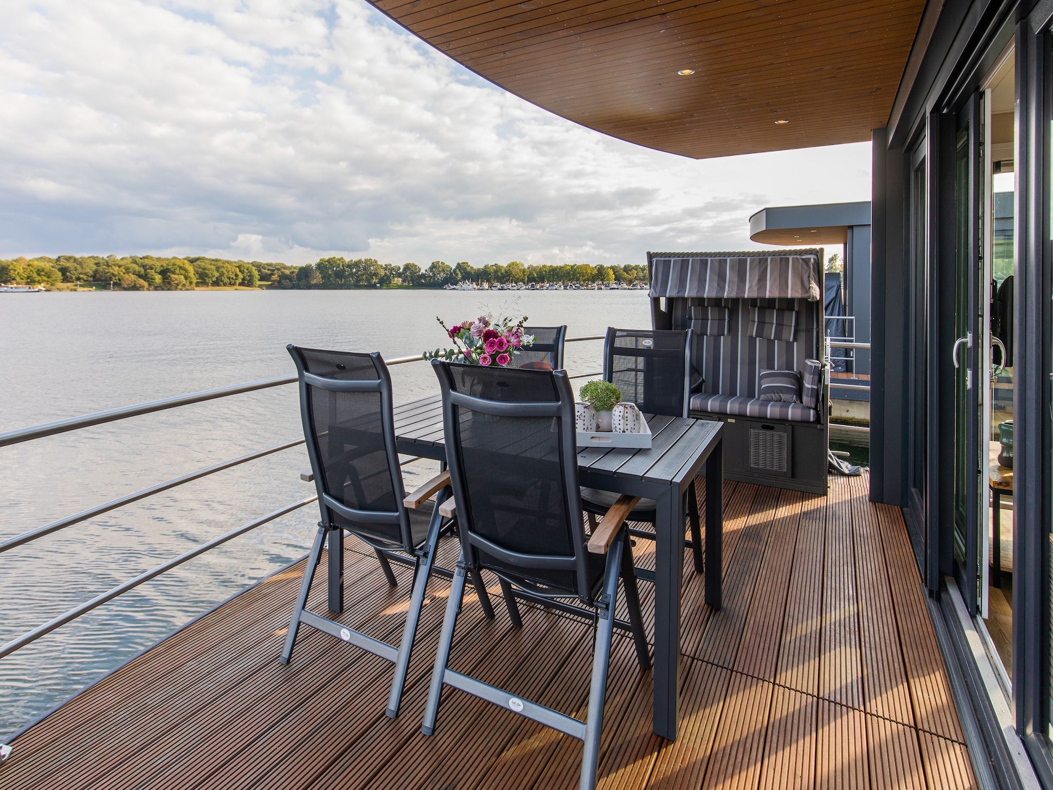 Het terras van Vakantiepark Leukermeer 9 in Well