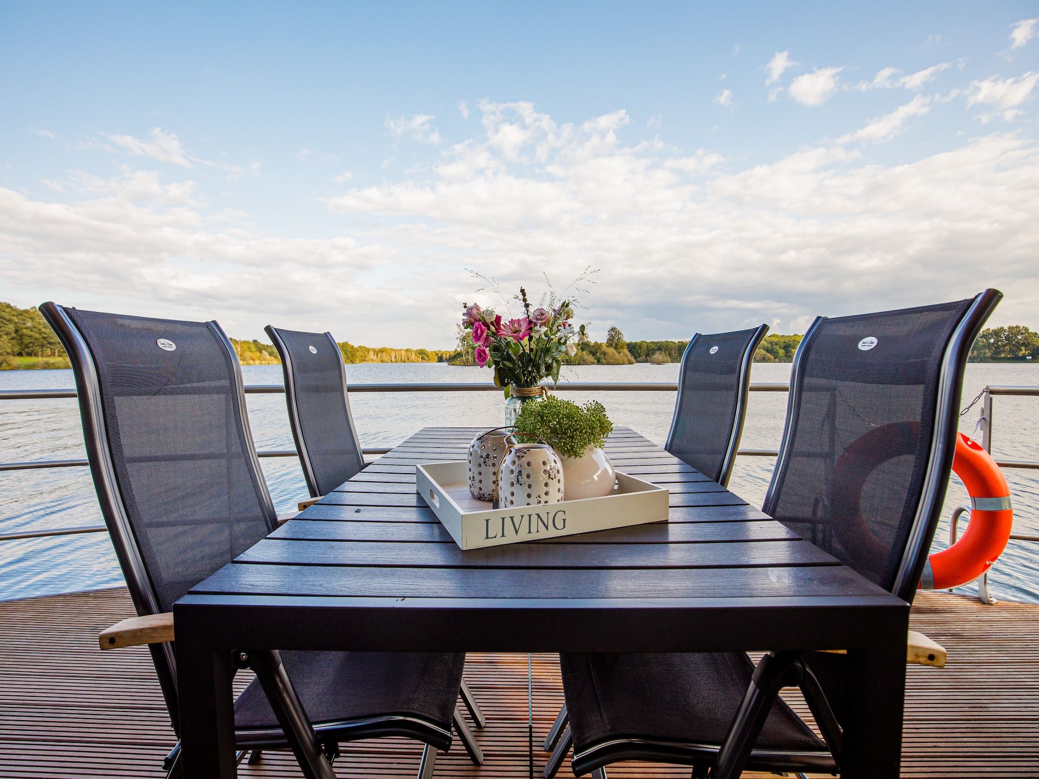 Het terras van Vakantiepark Leukermeer 9 in Well