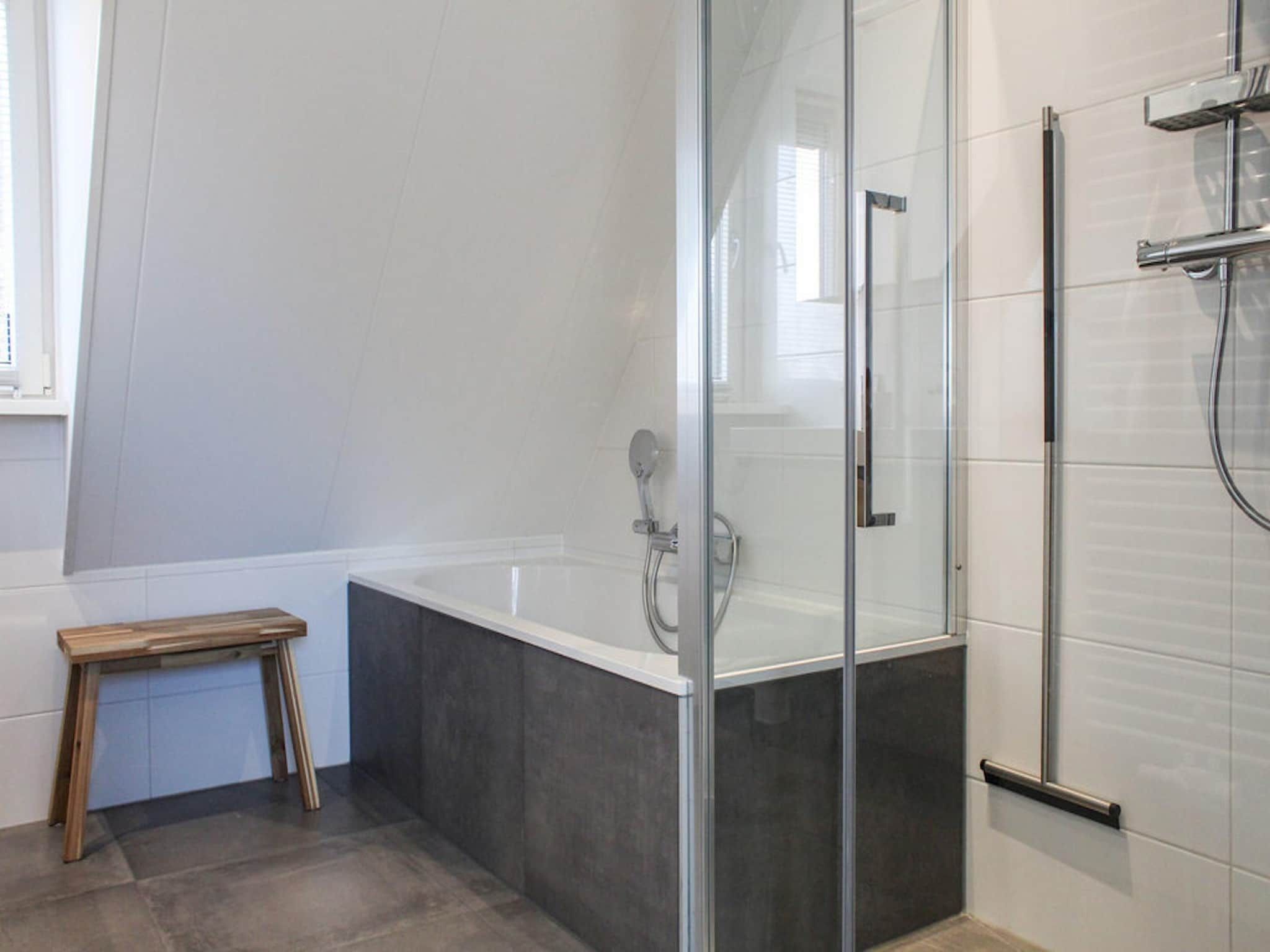 De badkamer van Recreatiepark Idskenhuizen 8 in Idskenhuizen