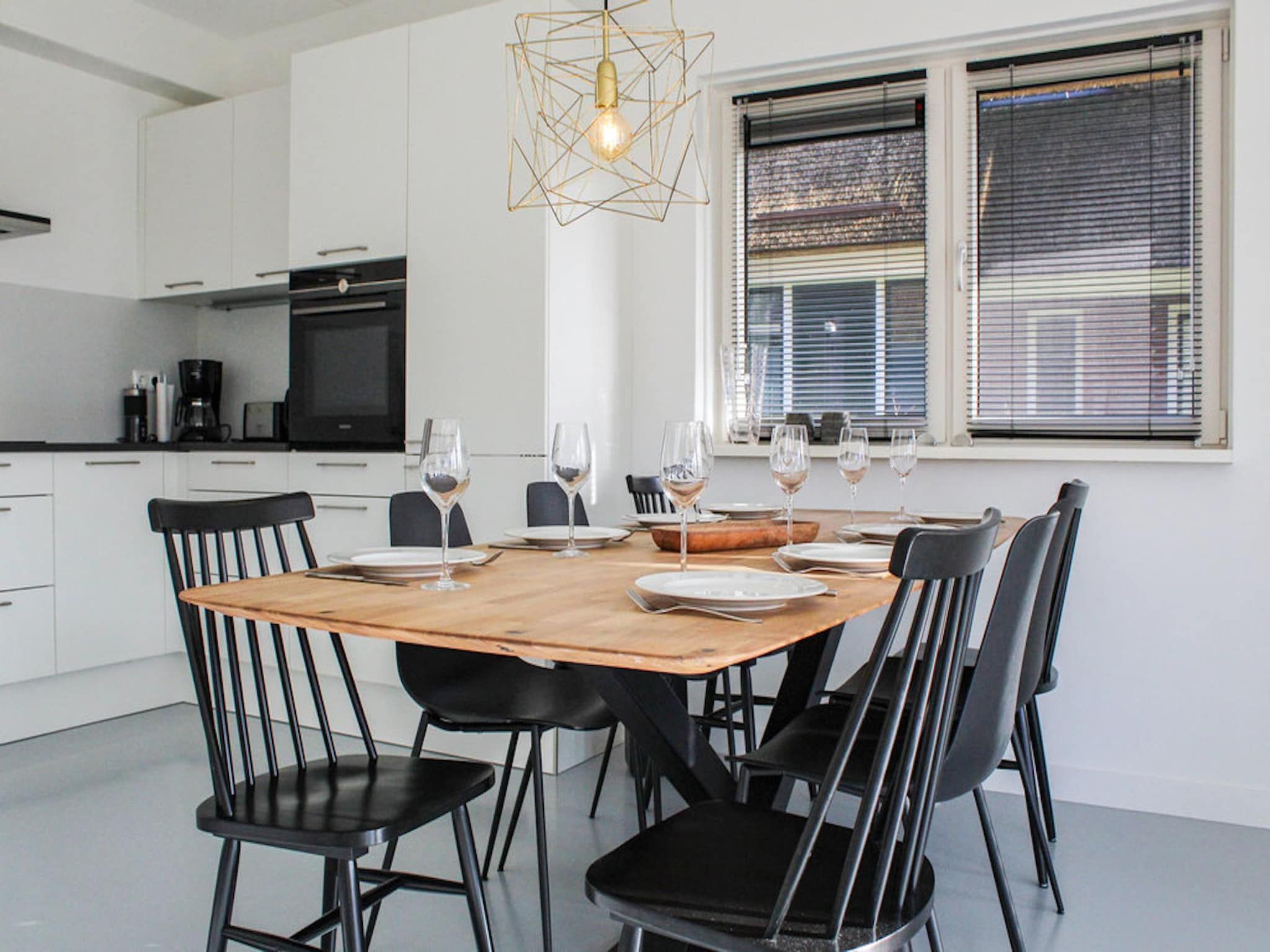 De eetkamer van Recreatiepark Idskenhuizen 8 in Idskenhuizen