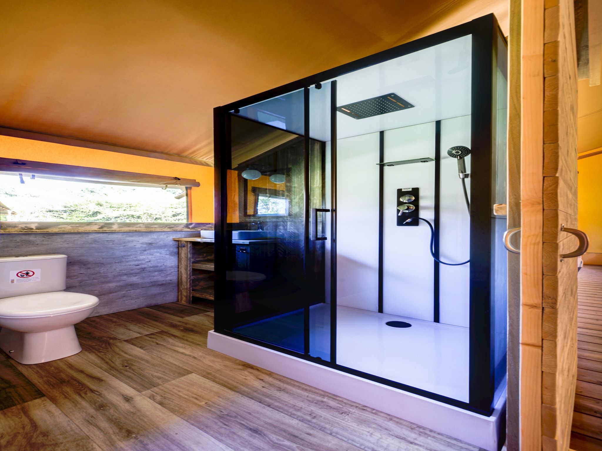 De badkamer van Buitenplaats Gerner 7 in Dalfsen