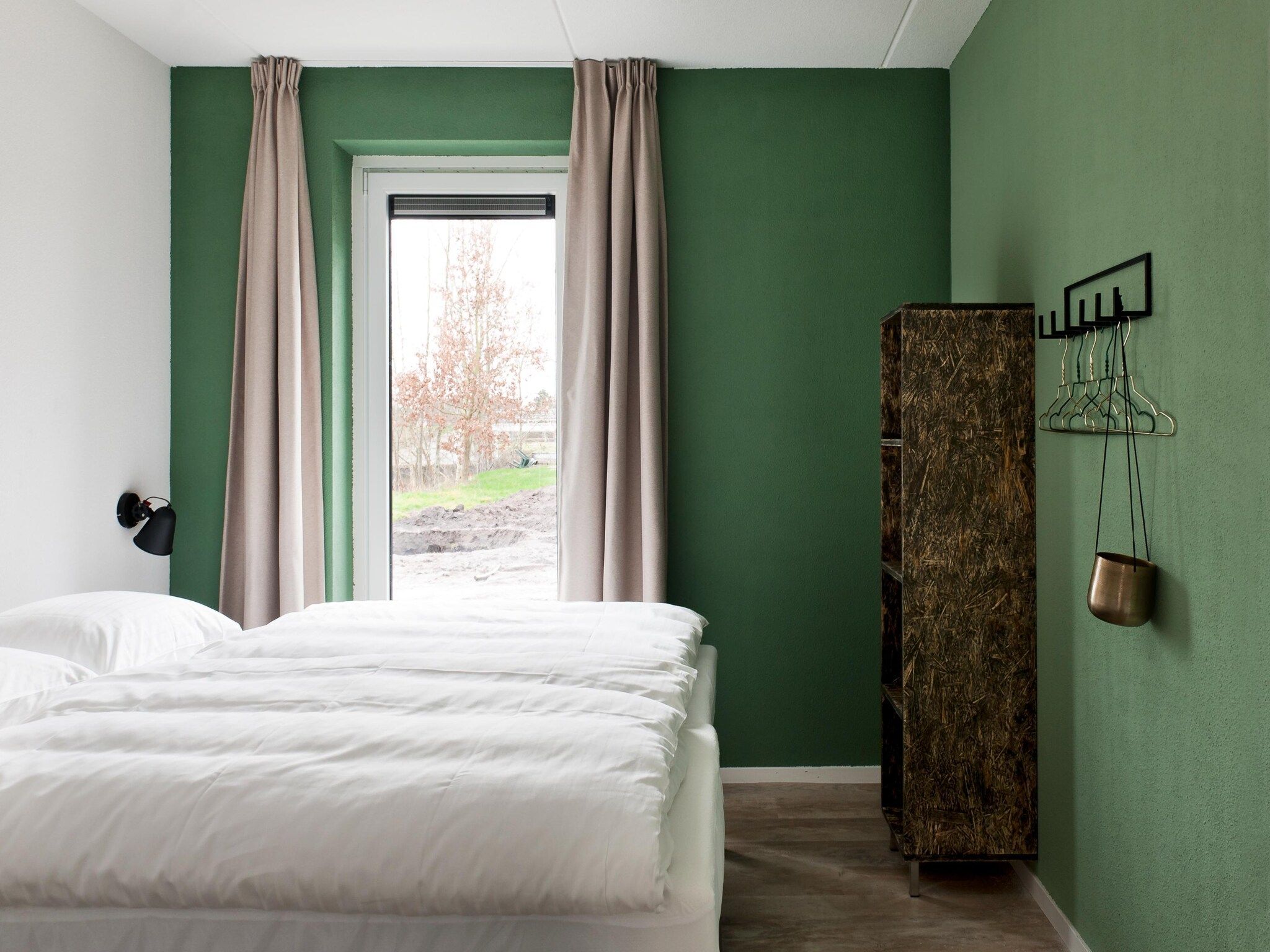 Een slaapkamer van 24 pers Pallertshuis Wellness de luxe met sauna en hout gestookte hottub in Groningen