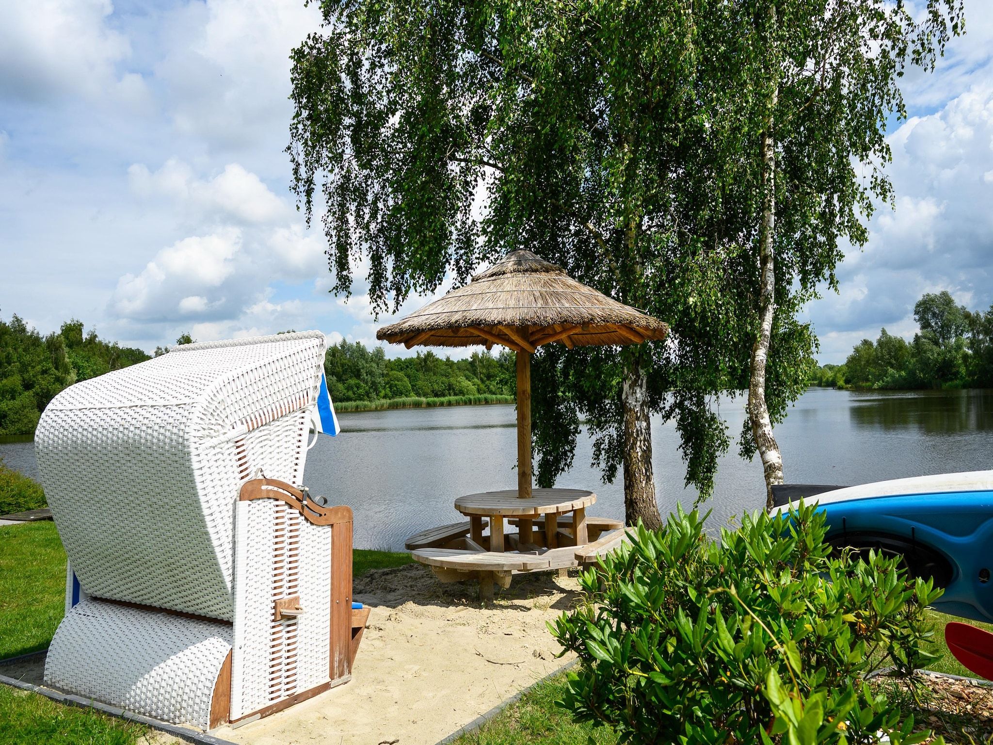 De tuin van 12 pers Lethehuis met sauna buitenspa en toerboot in Vlagtwedde