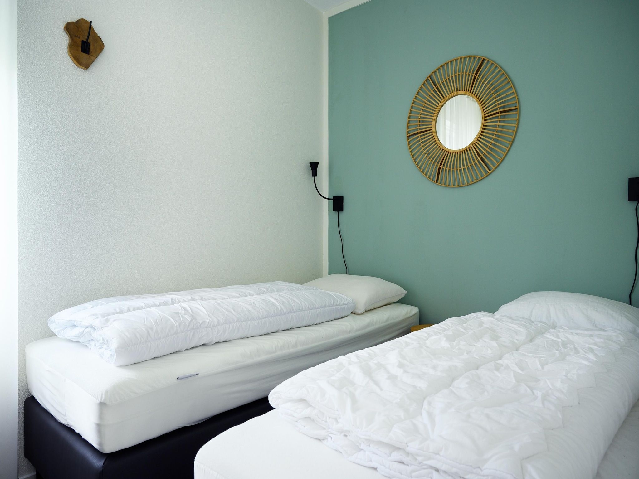 Een slaapkamer van 8 pers Westerwolde Prestige Welness met buitenspa in Vlagtwedde