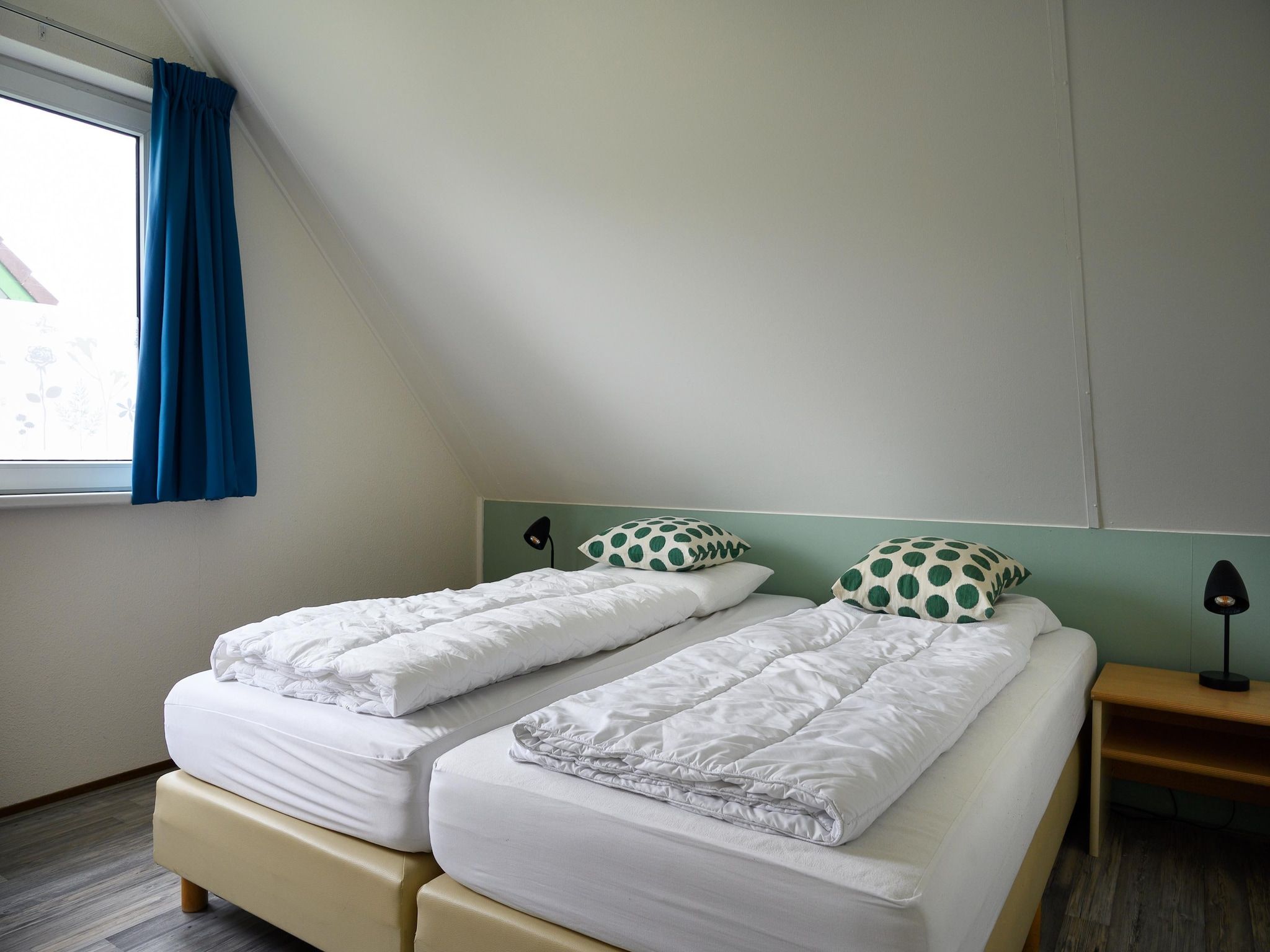 Een slaapkamer van 8 pers Westerwolde Prestige Welness met buitenspa in Vlagtwedde