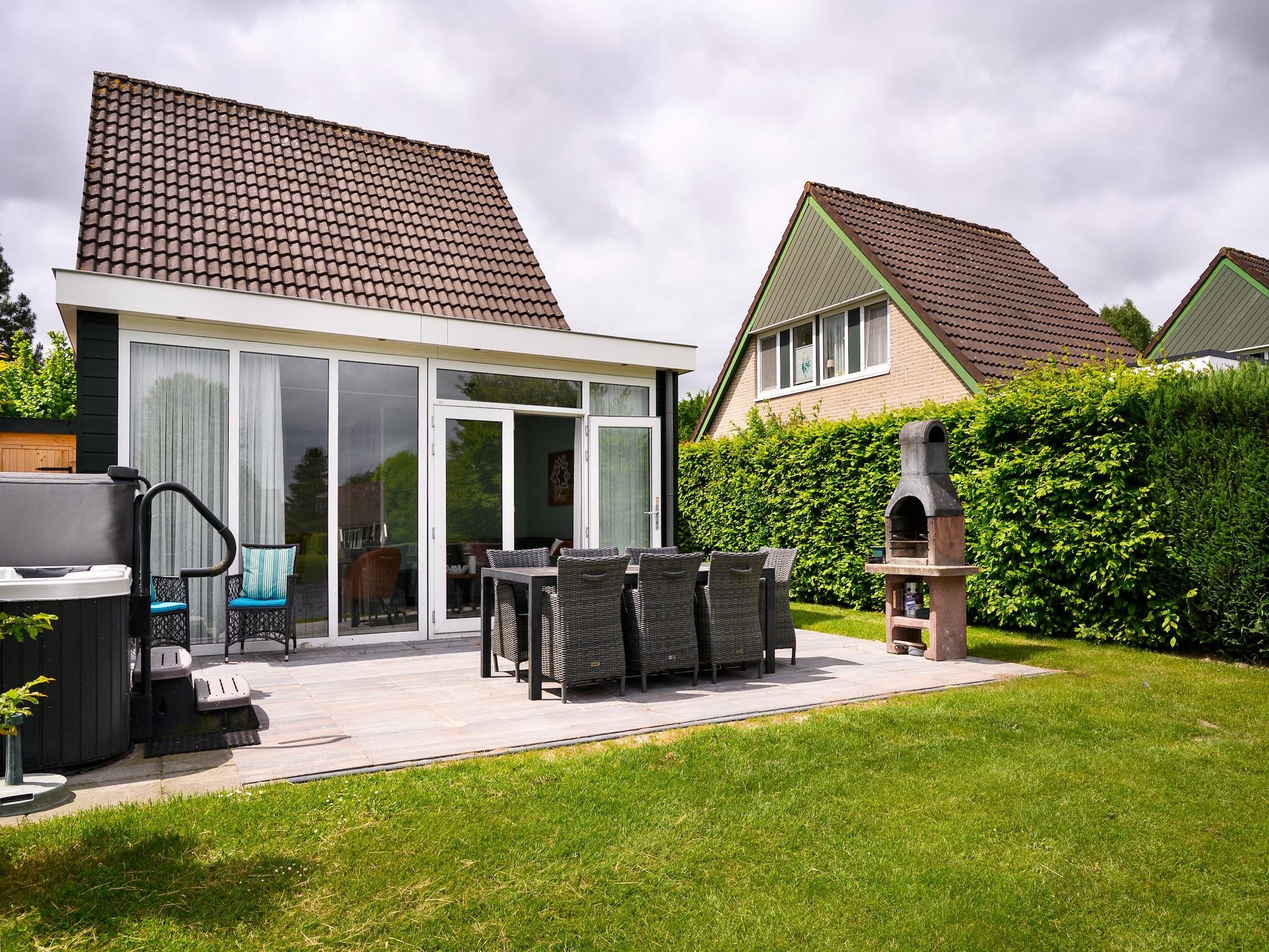De tuin van 8 pers Westerwolde Prestige Welness met buitenspa in Vlagtwedde
