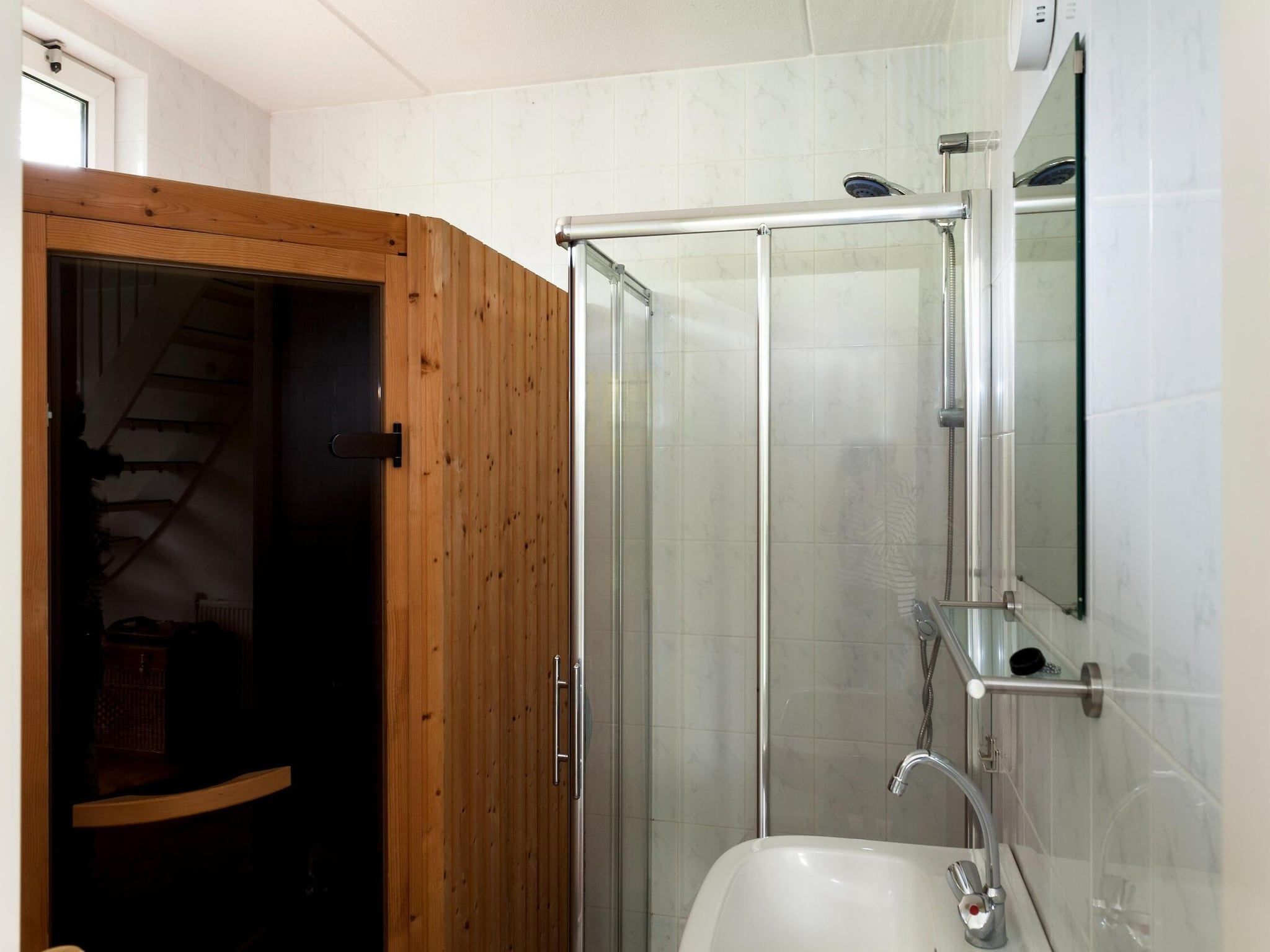 De badkamer van 6 pers Renneborghuis Wellness Comfort met sauna in Groningen