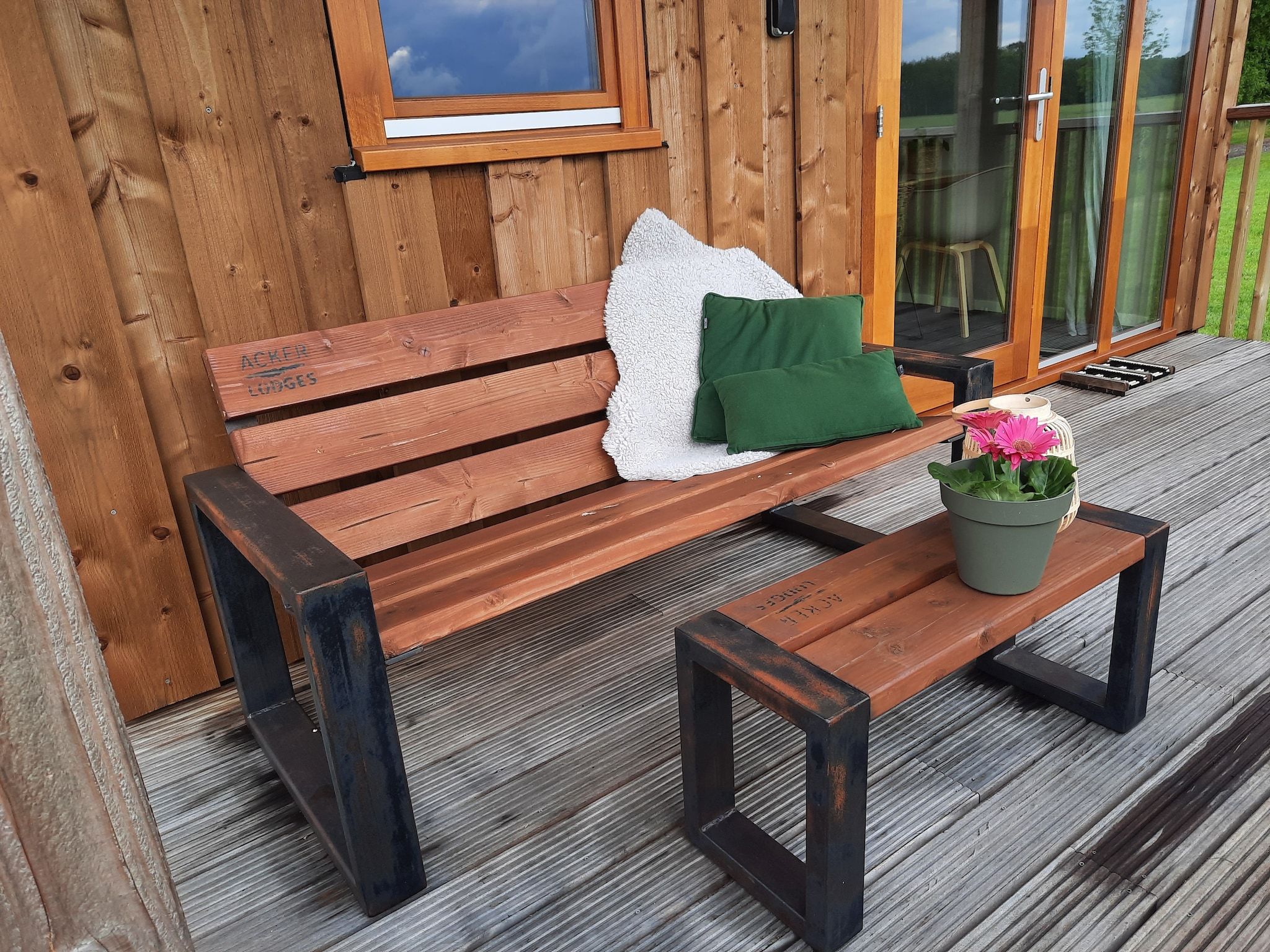 Het terras van Acker Lodges 1 in Ruinerwold