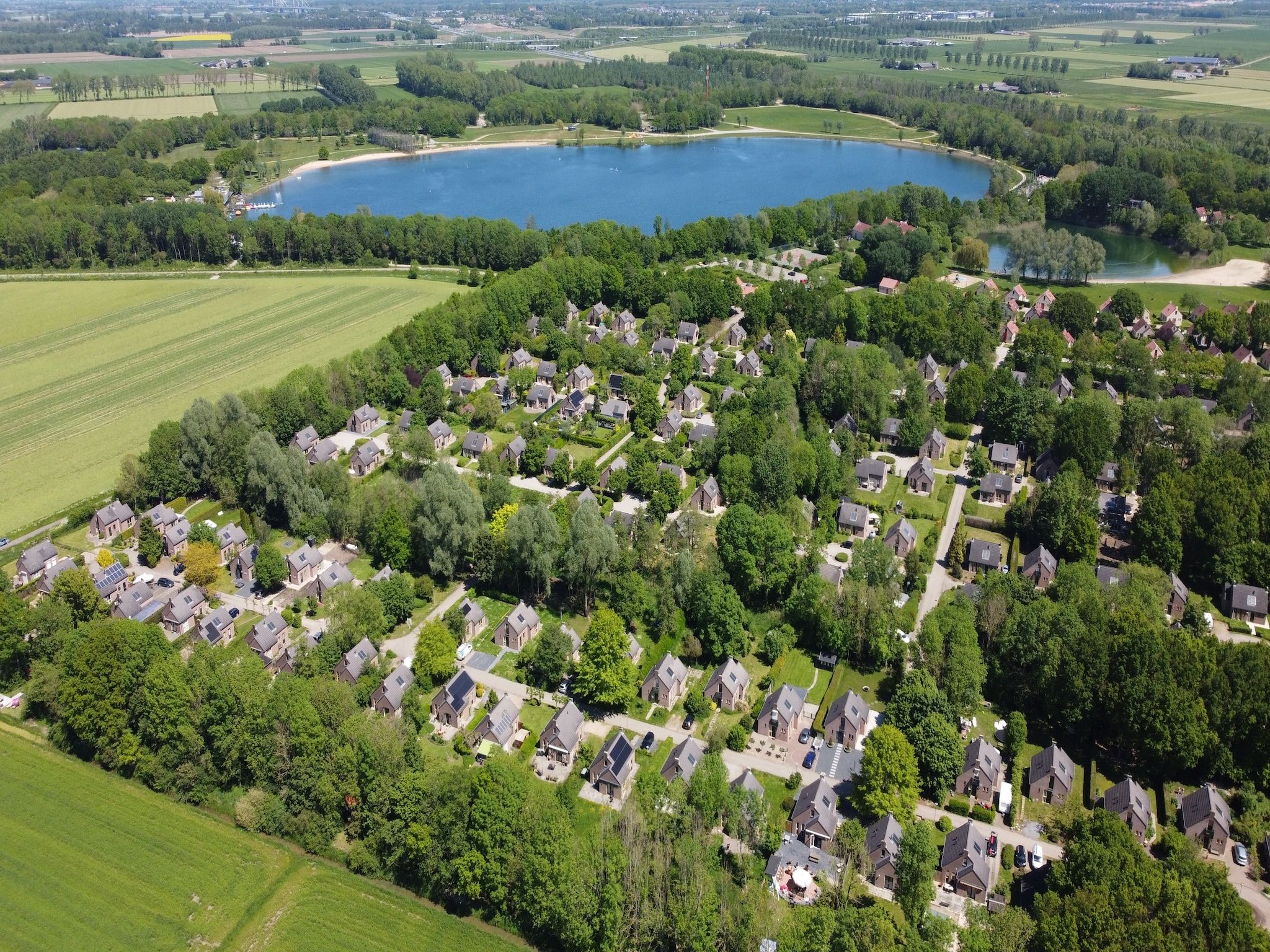 De buitenkant van Vakantiepark 't Broeckhuys 1 in Ewijk