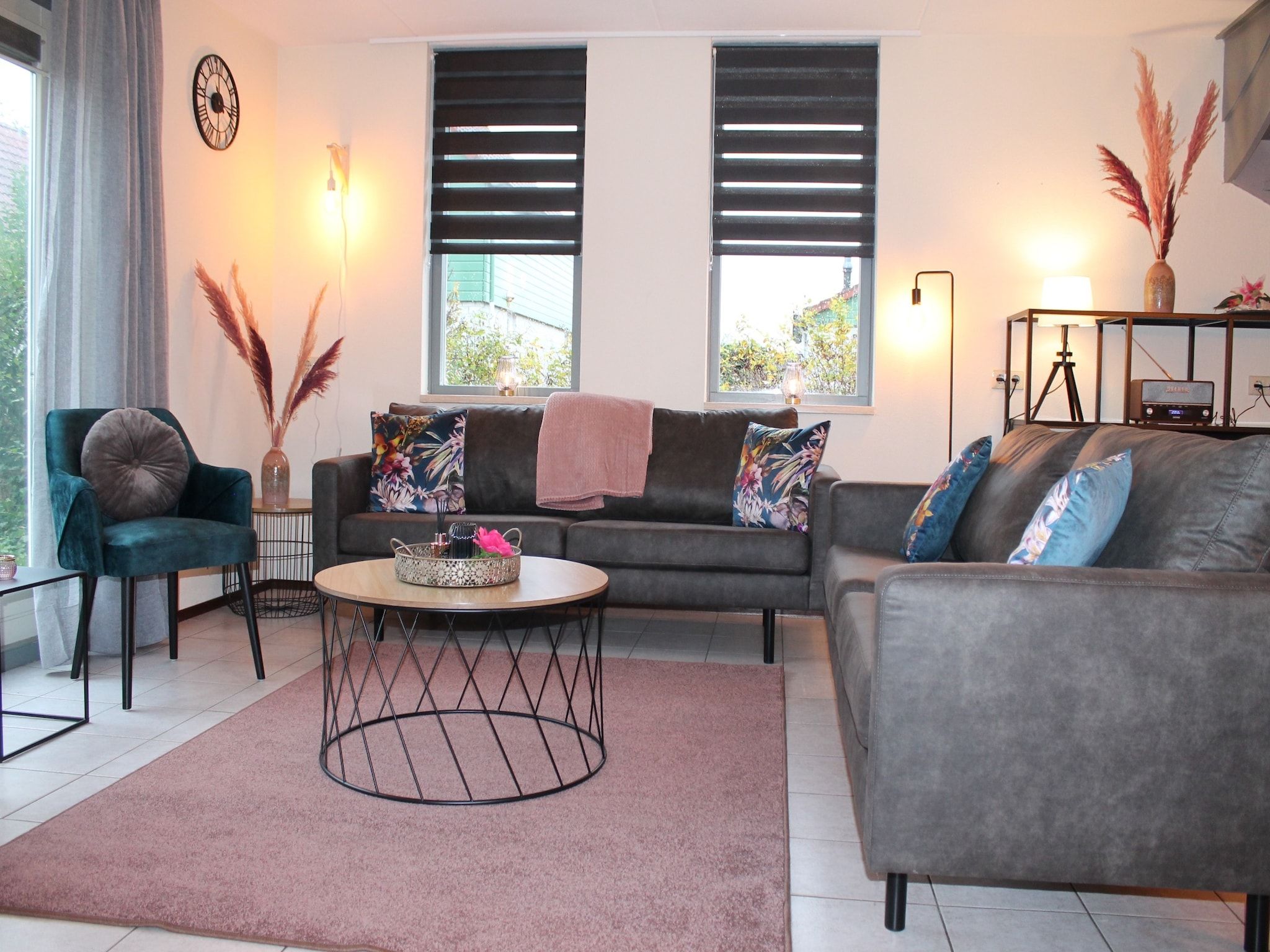 De woonkamer van Villapark De Oesterbaai 111 in Wemeldinge