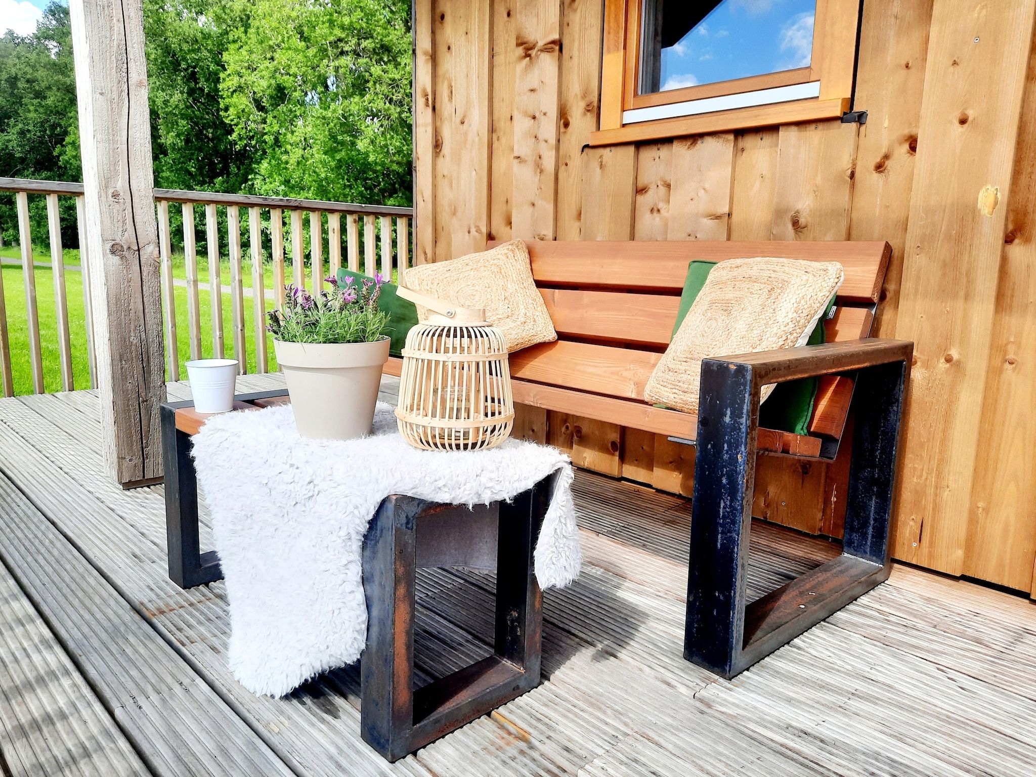 Het terras van Acker Lodges 2 in Ruinerwold