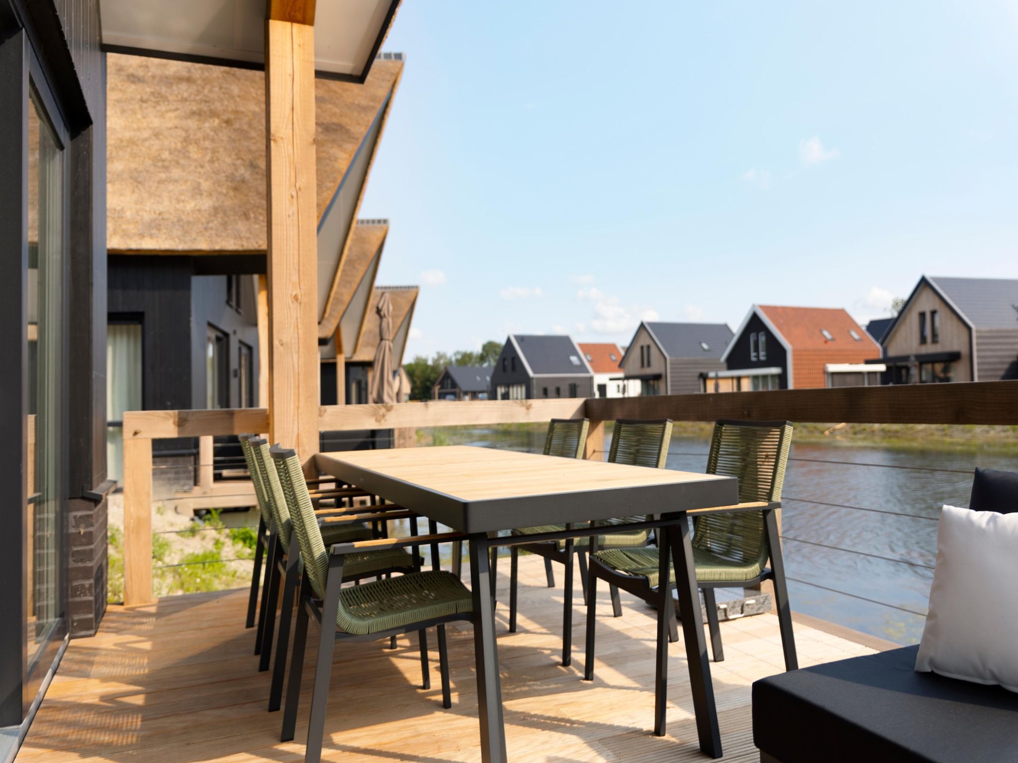 Het terras van Resort Nieuwvliet-Bad 13 in Nieuwvliet