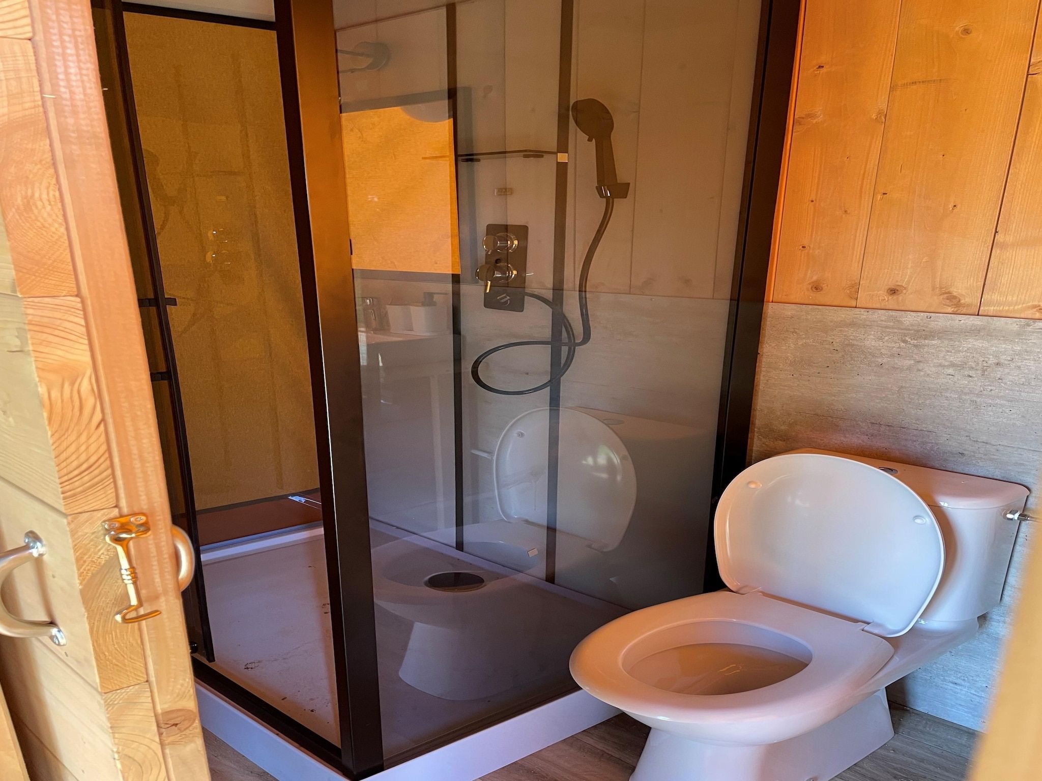 De badkamer van Glamping Resort Lauwersmeer 1 in Vierhuizen