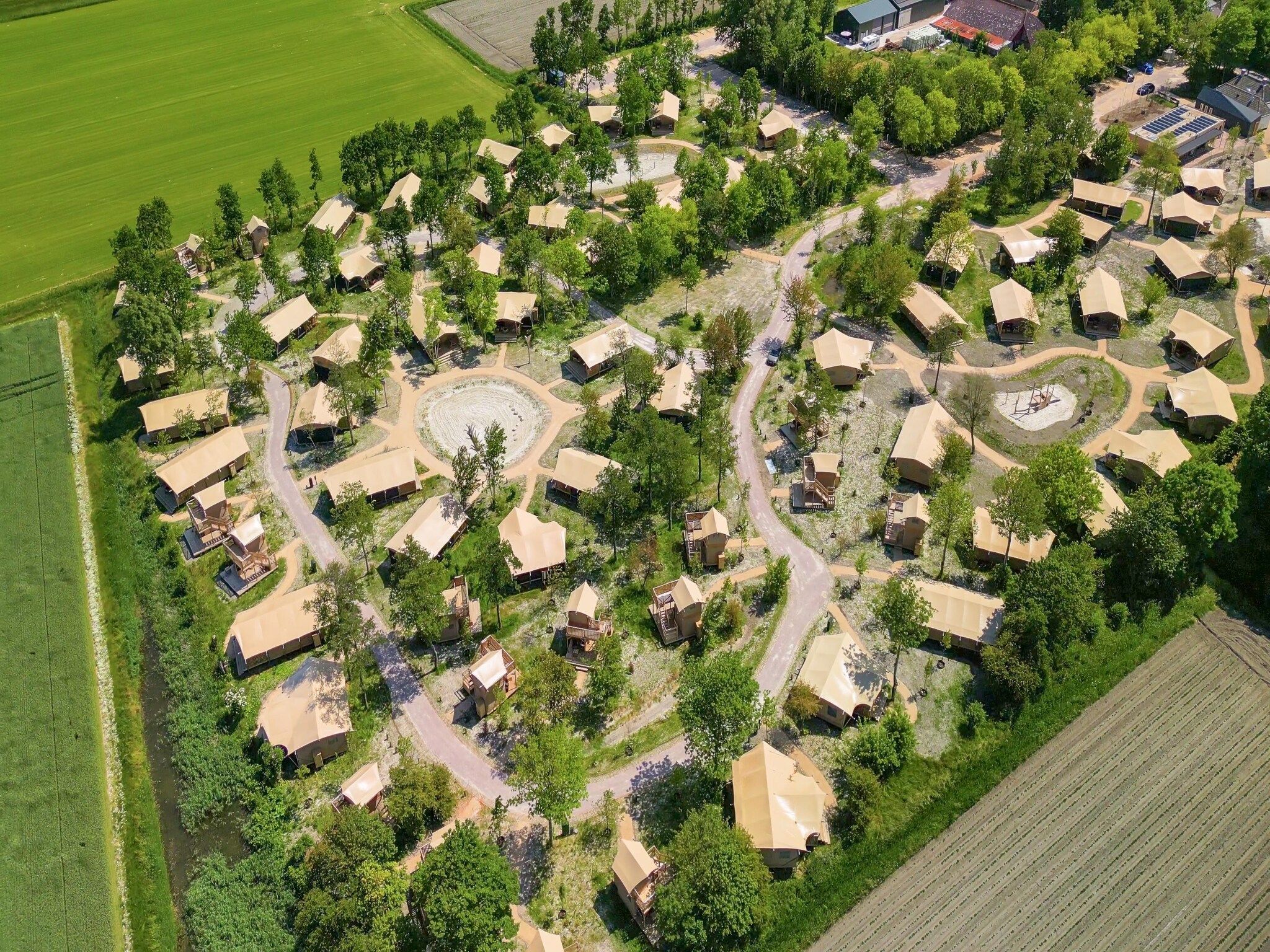 Parkfaciliteiten bij Glamping Resort Lauwersmeer 1 in Vierhuizen