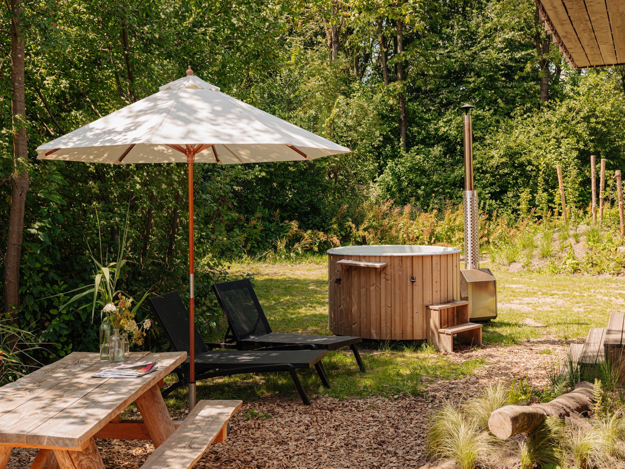 Het terras van Resort de Parel 11 in Zeewolde