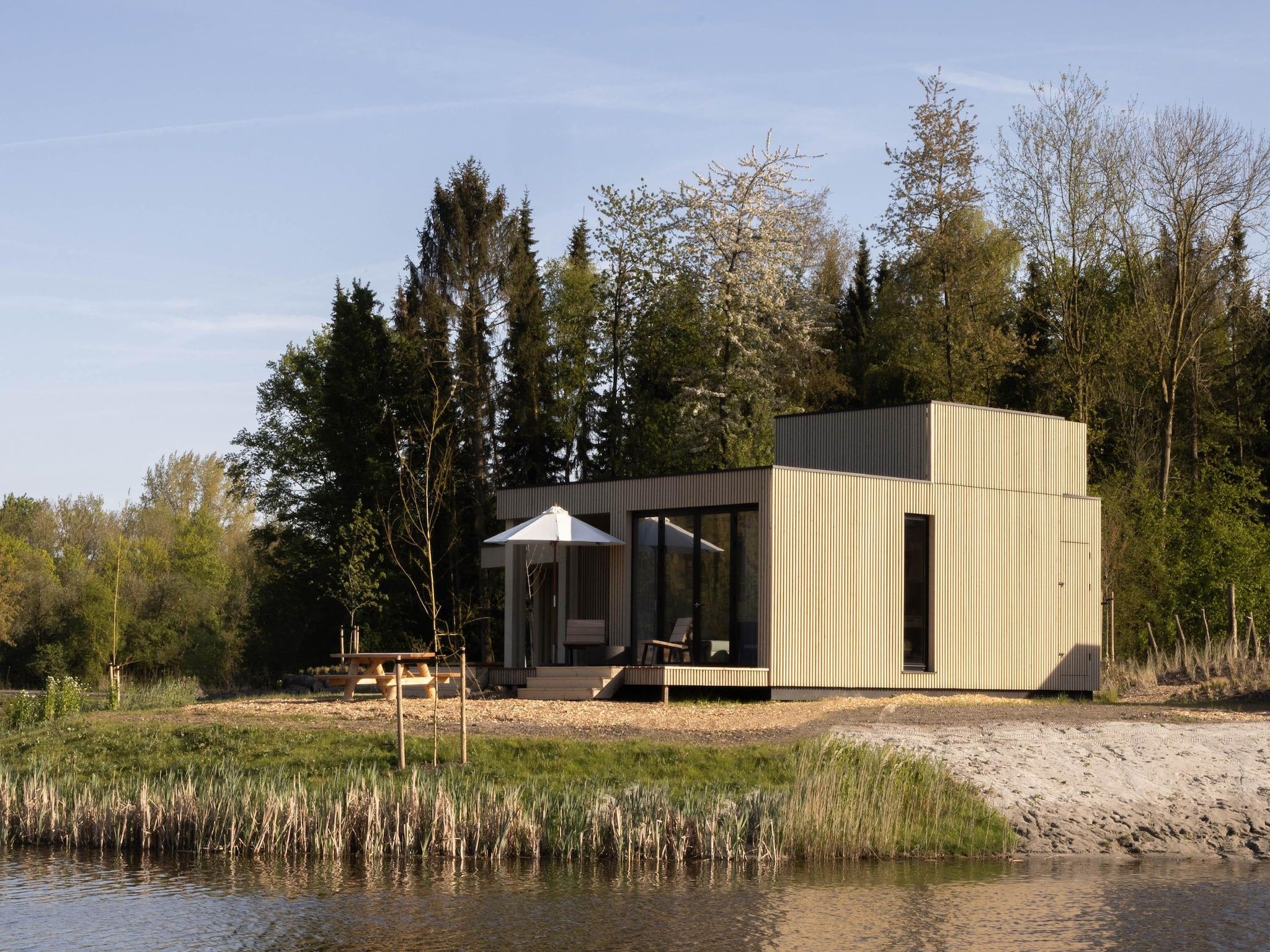 De buitenkant van Resort de Parel 12 in Zeewolde