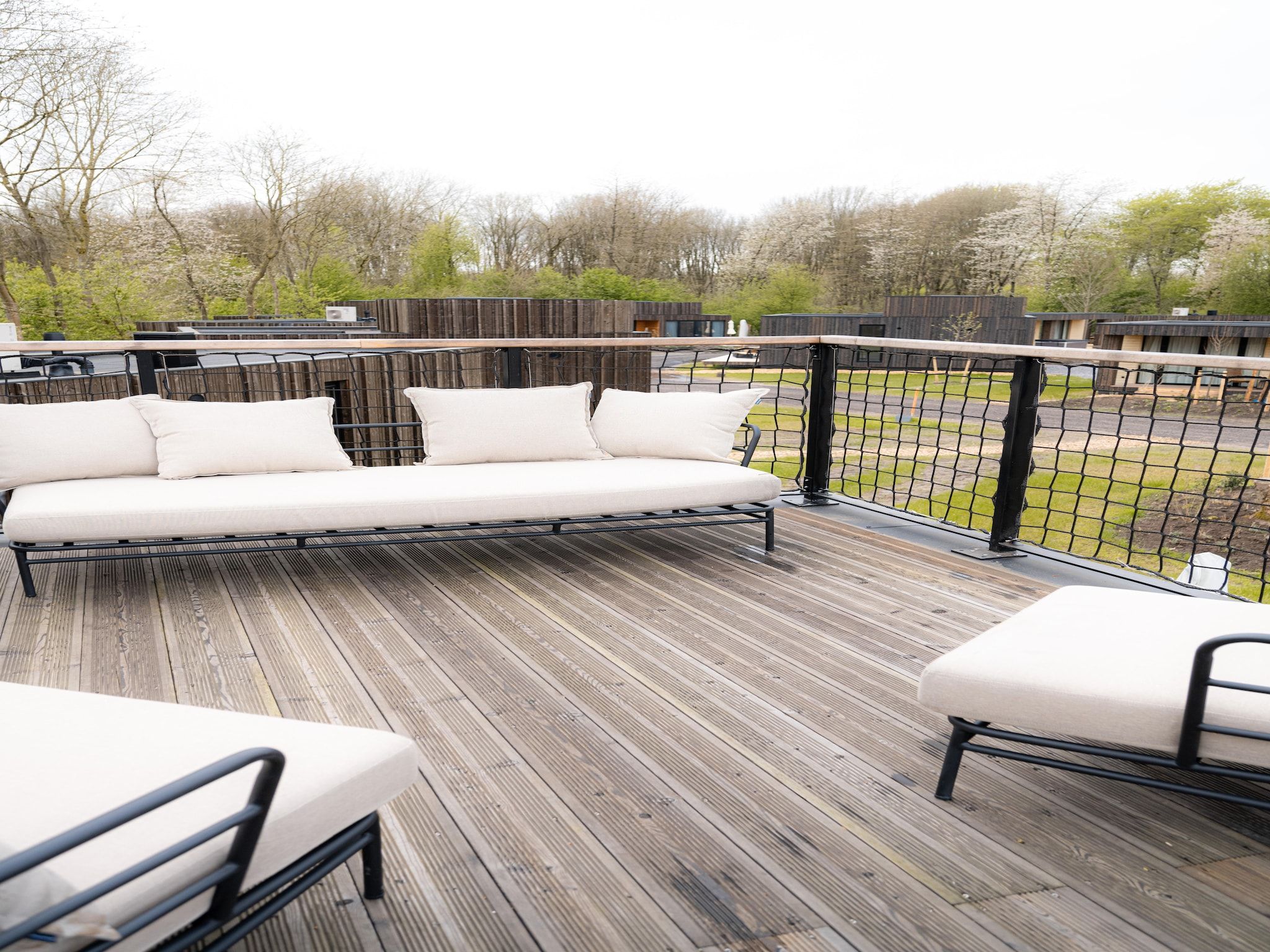 Het terras van Resort de Parel 13 in Zeewolde