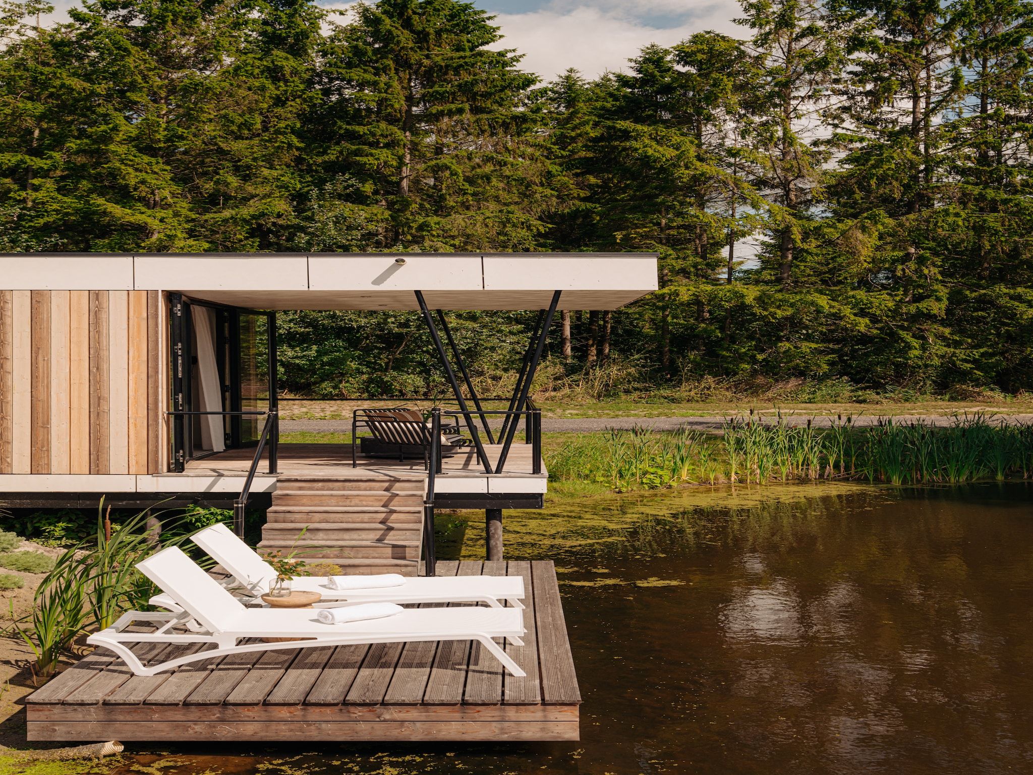 Het terras van Resort de Parel 15 in Zeewolde