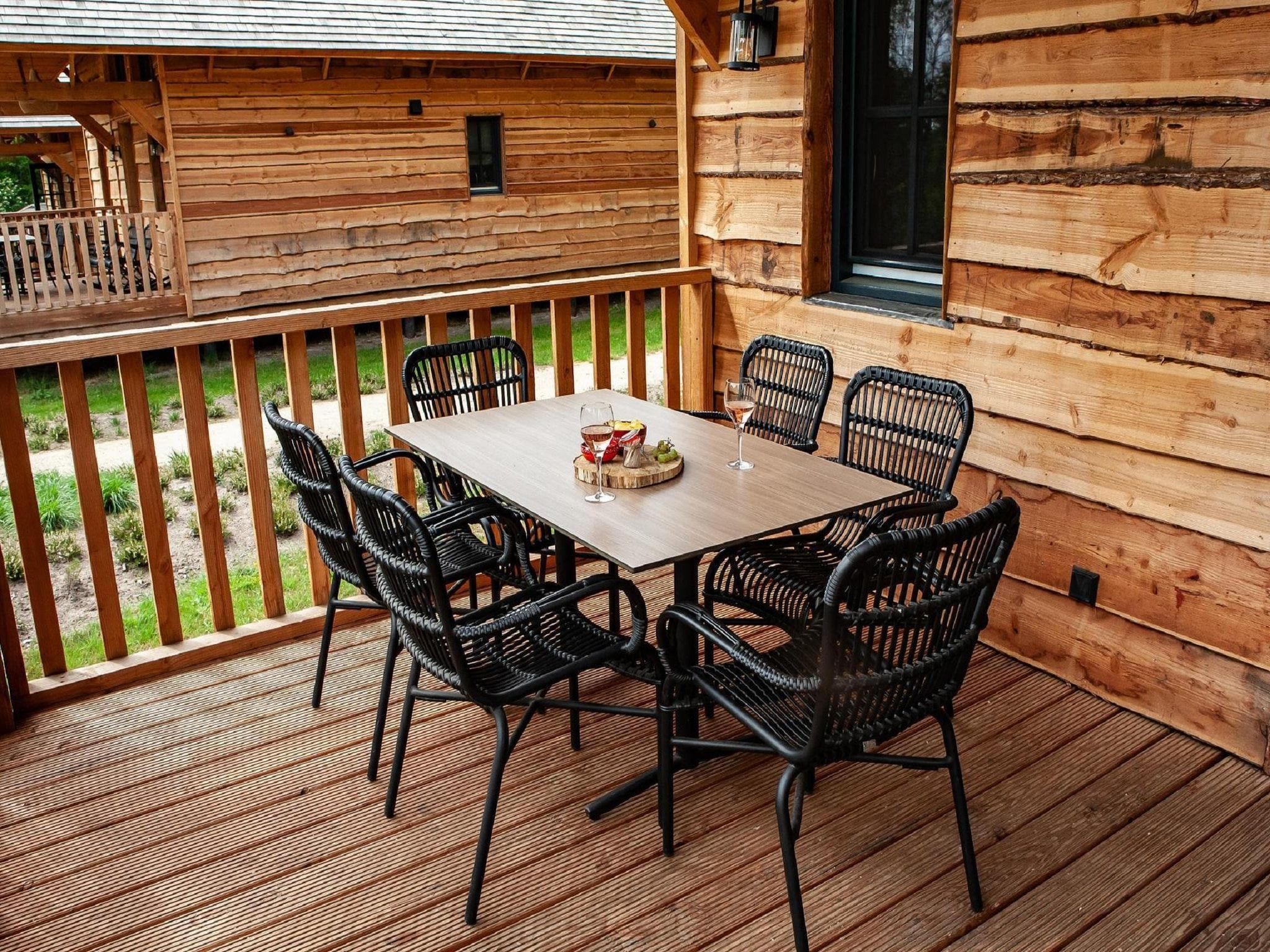 Het terras van Vakantiepark Sandberghe 13 in Uden